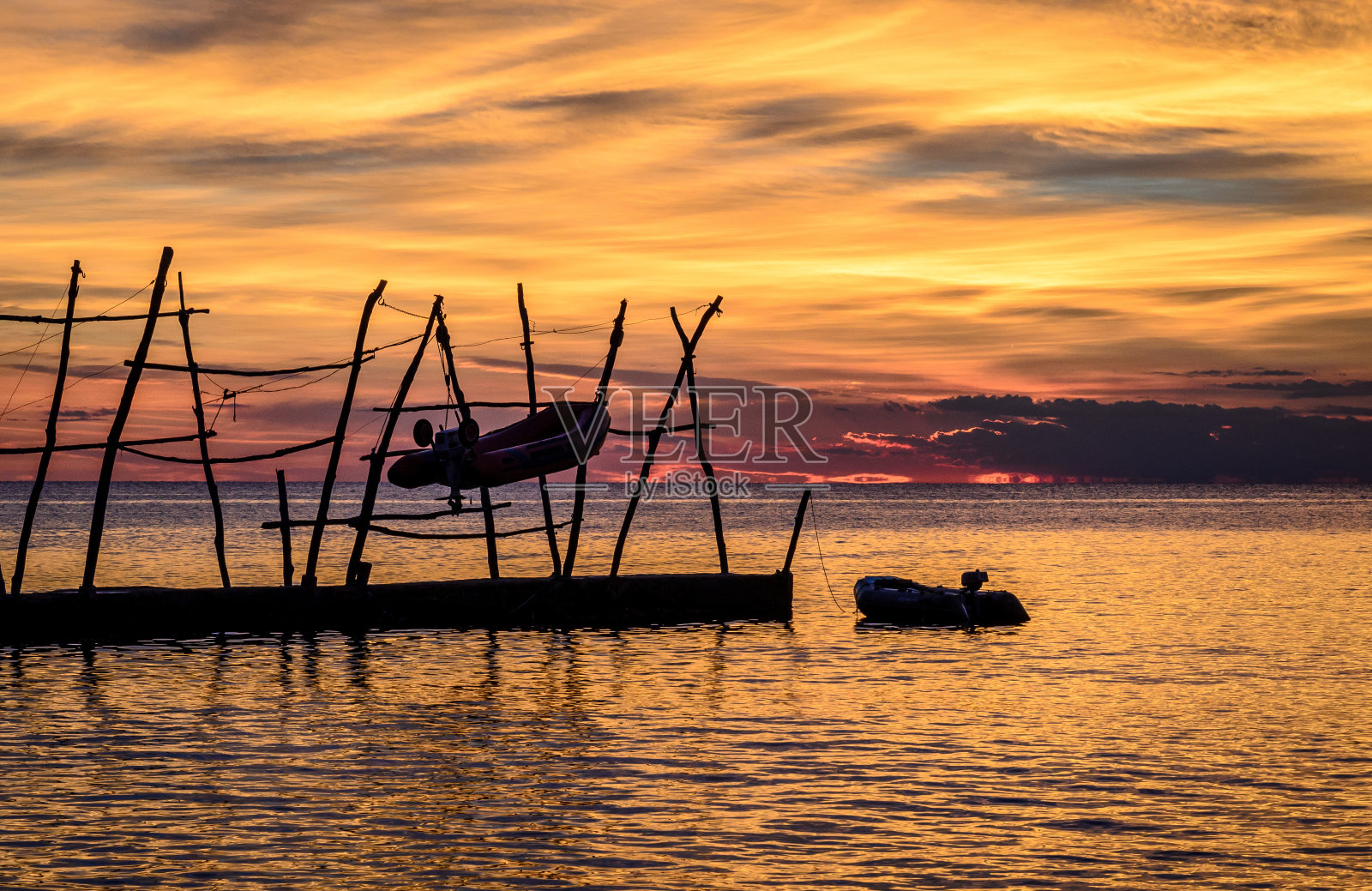 克罗地亚乌马格,船在美丽的日落。照片摄影图片
