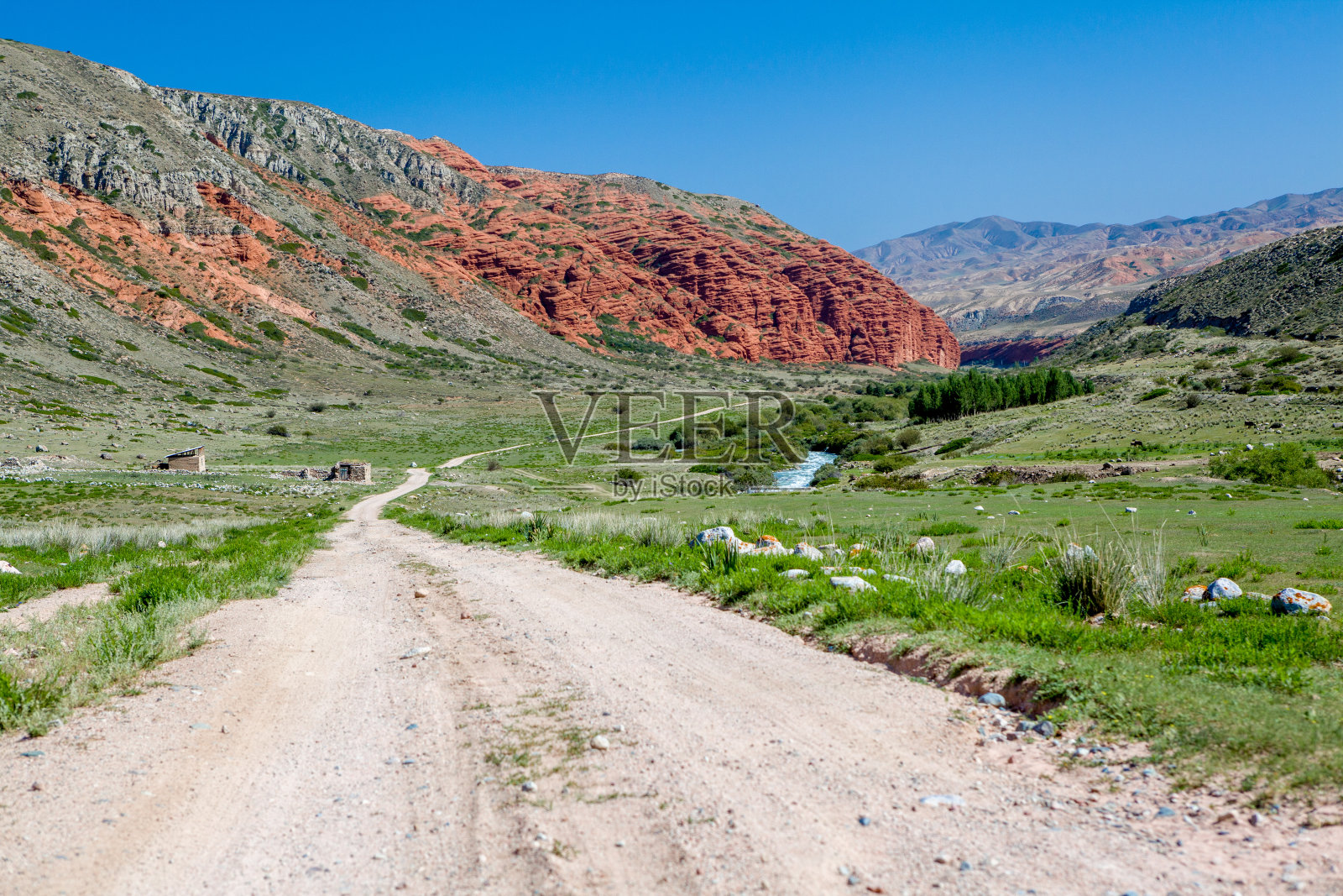 吉尔吉斯斯坦的红色岩石照片摄影图片