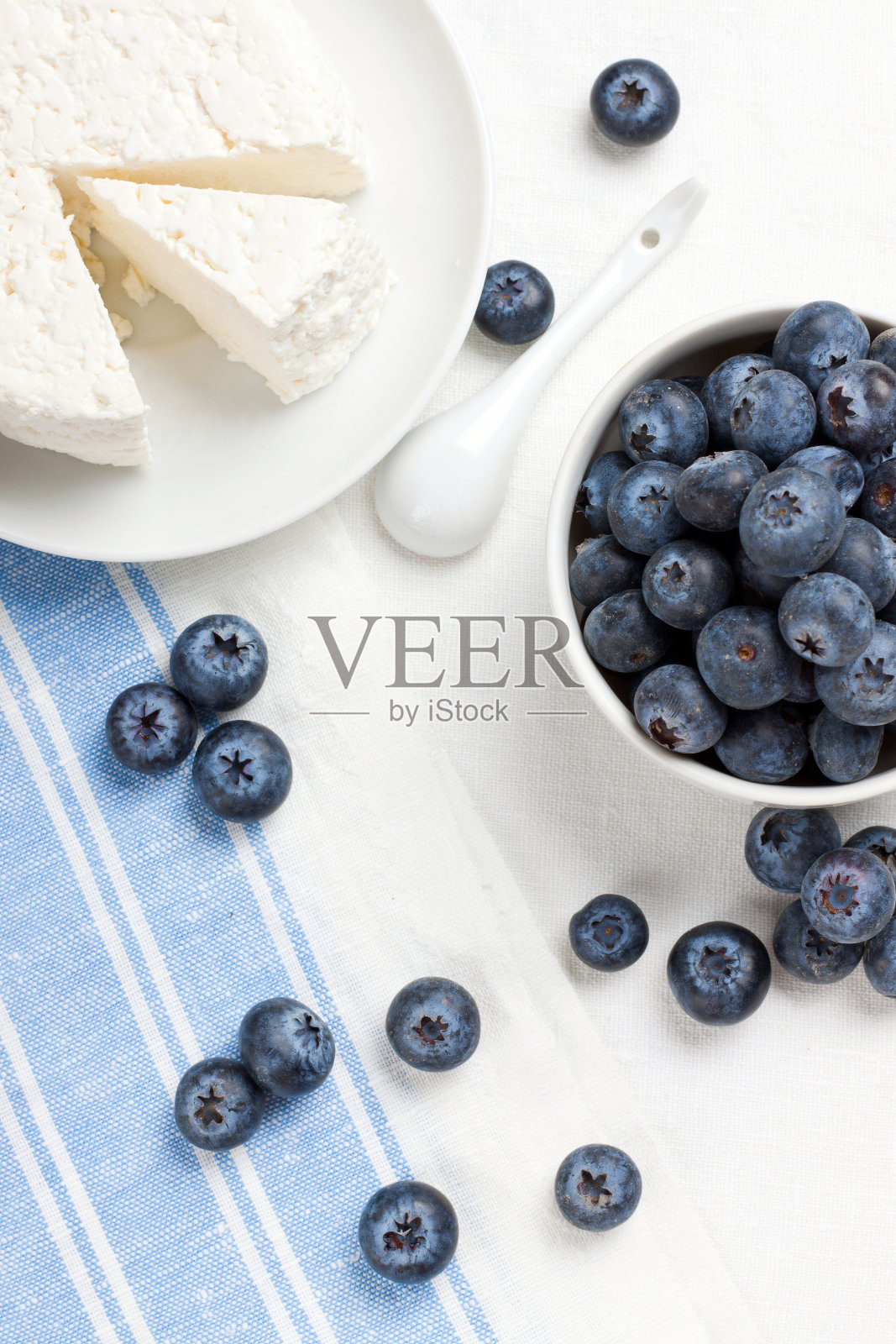 浆果和白软干酪照片摄影图片