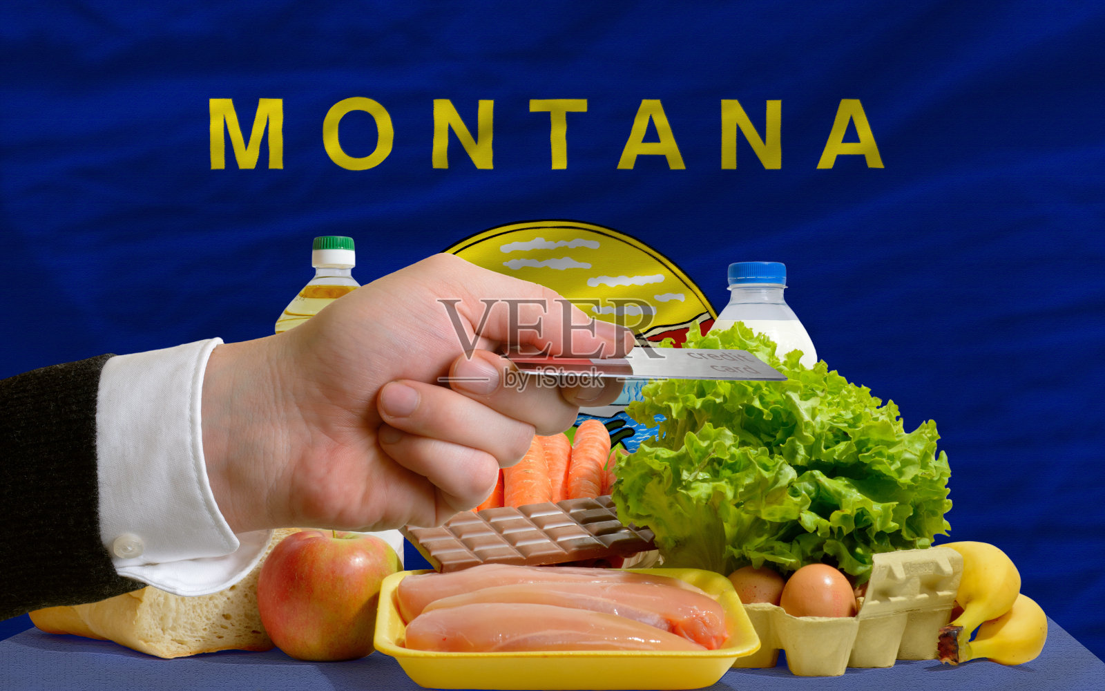 在美国蒙大拿州用信用卡购买食品杂货照片摄影图片