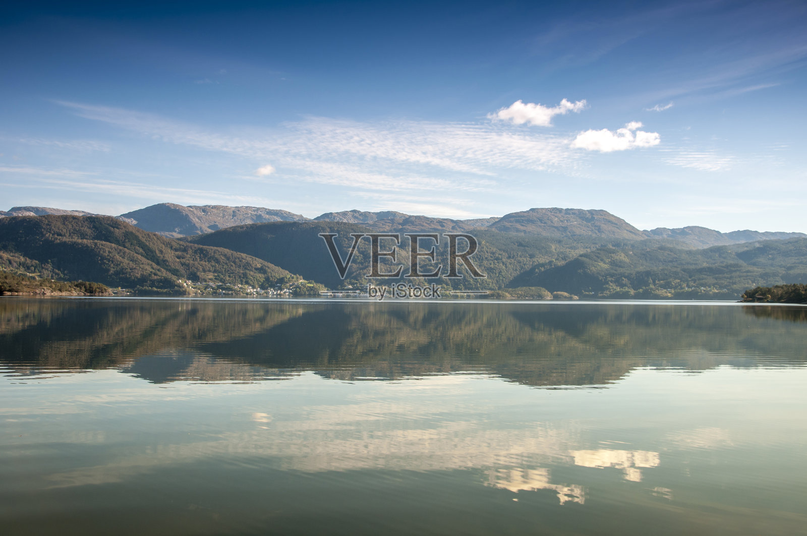 环绕城市的峡湾Samnangerfjorden Bjorkheim。照片摄影图片