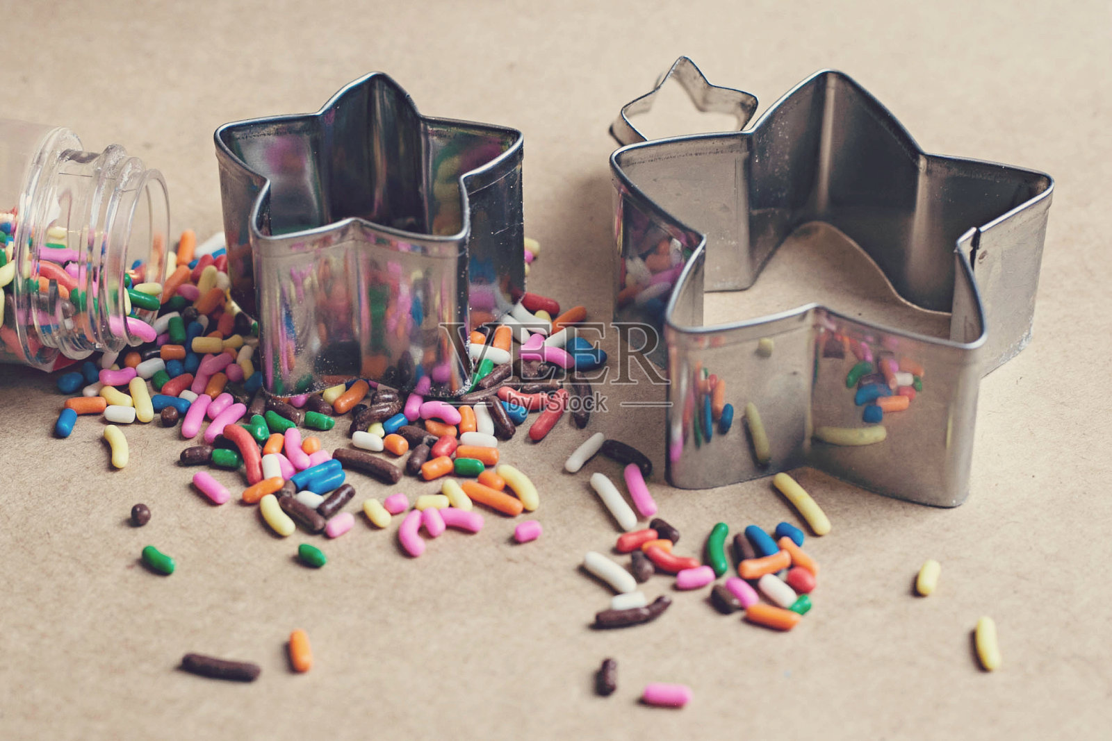 星星饼干切割机和糖屑照片摄影图片