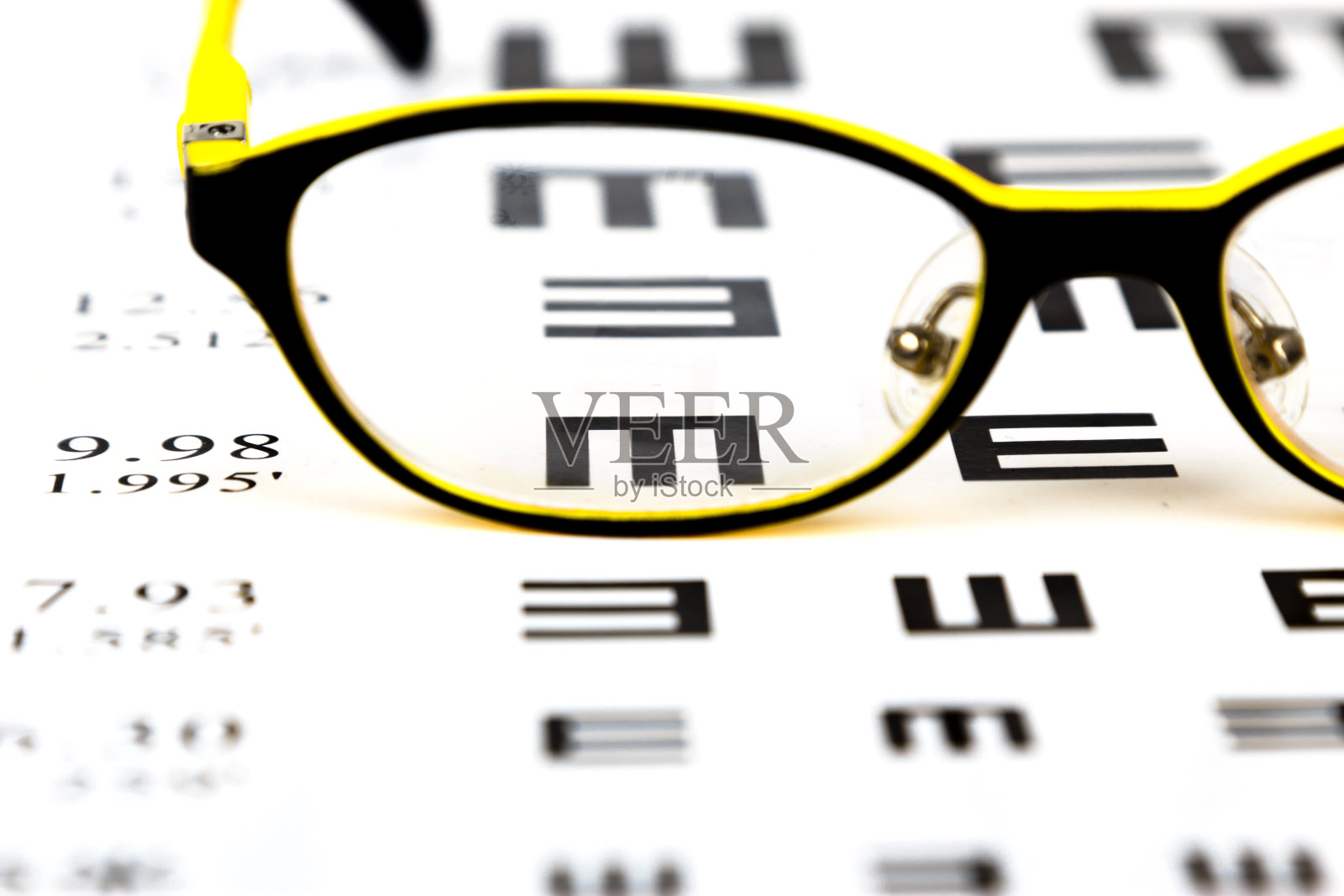 眼镜在视力检查表上照片摄影图片