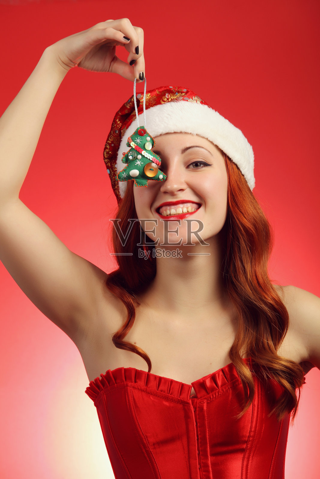 拿着圣诞玩具的女孩照片摄影图片