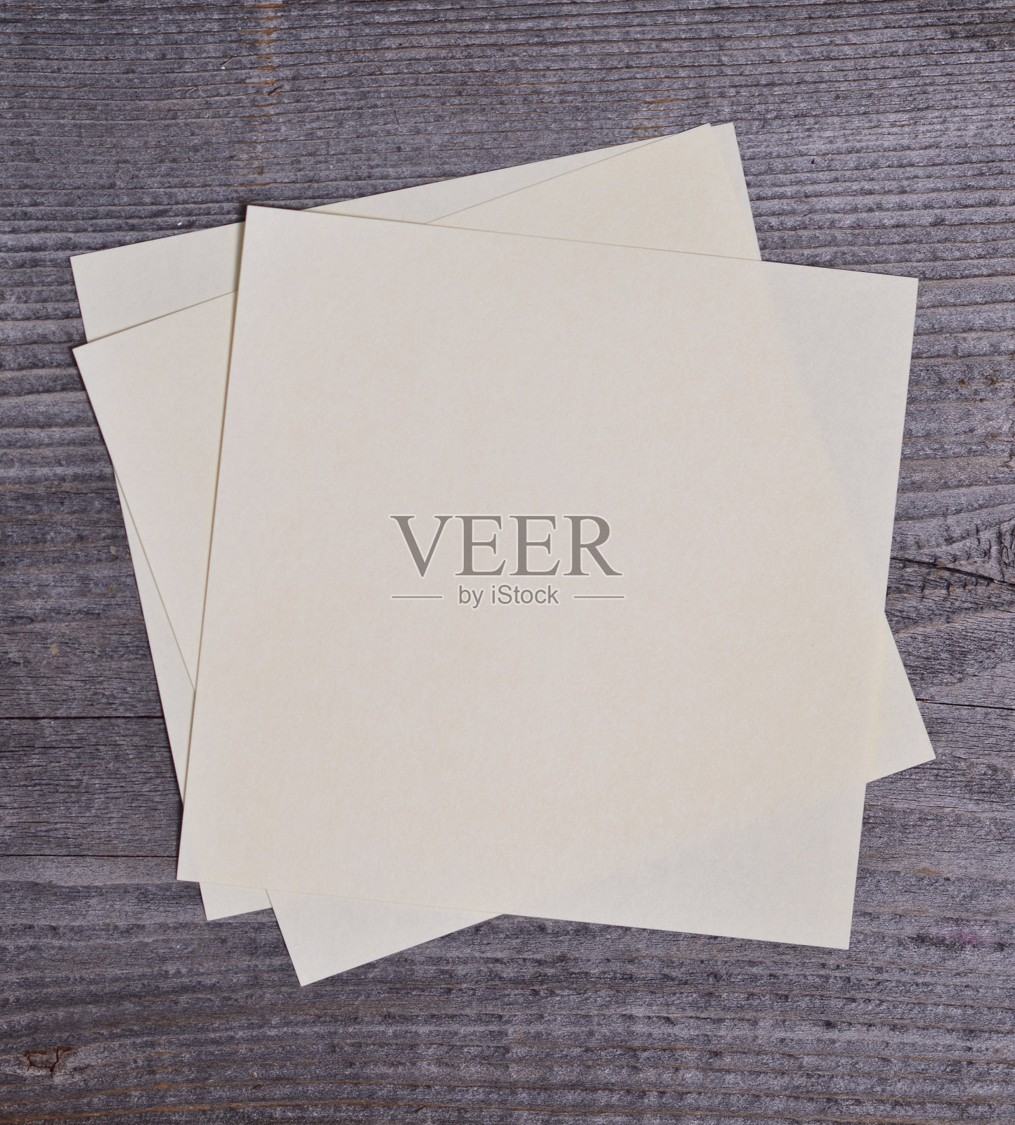 黄色贴纸贴在木制背景上照片摄影图片