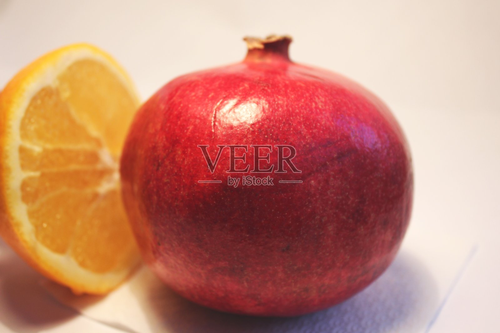 维生素C水果:石榴和一半橙子(宏观)照片摄影图片