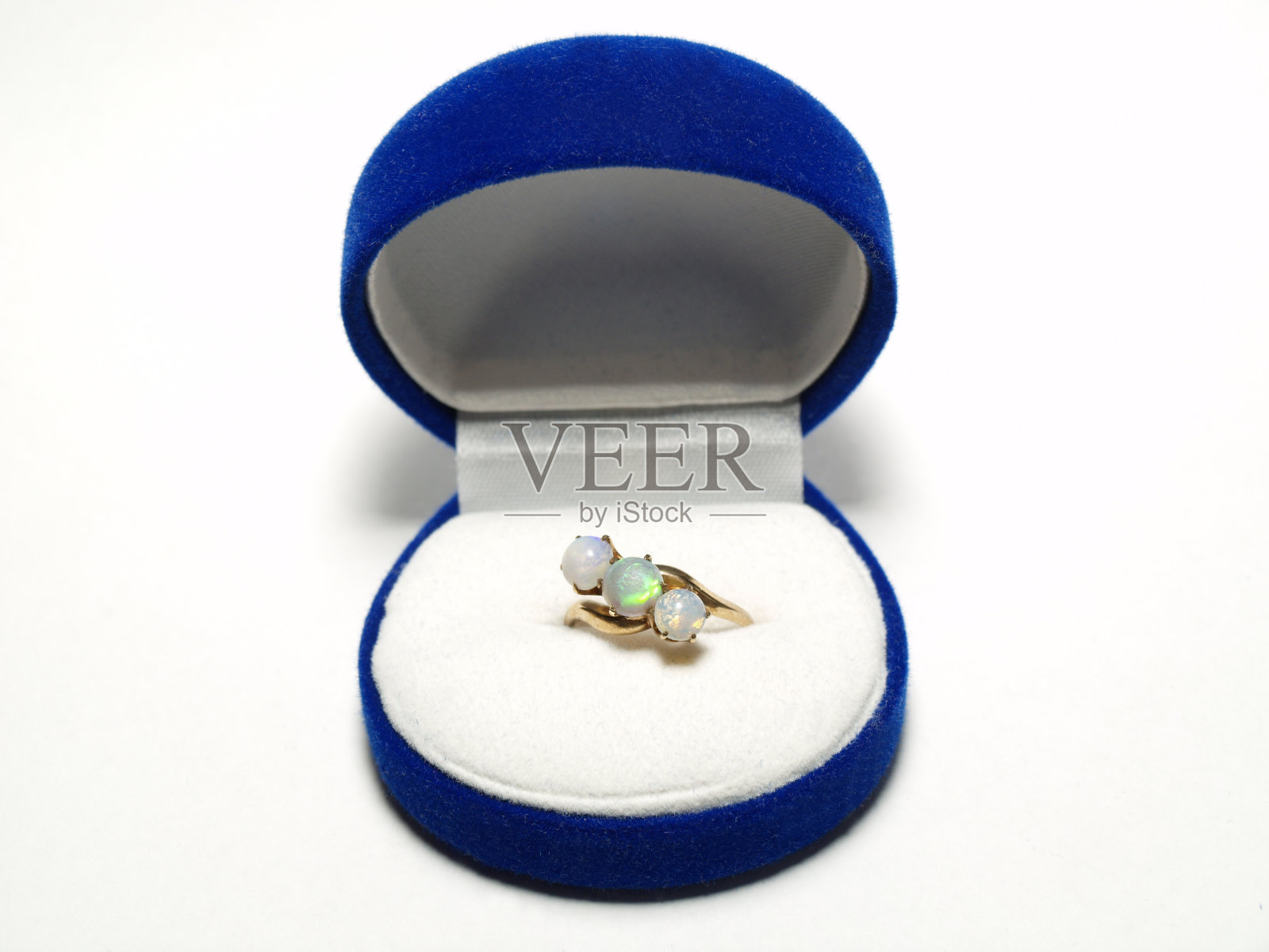 把戒指放在蓝色的盒子里照片摄影图片