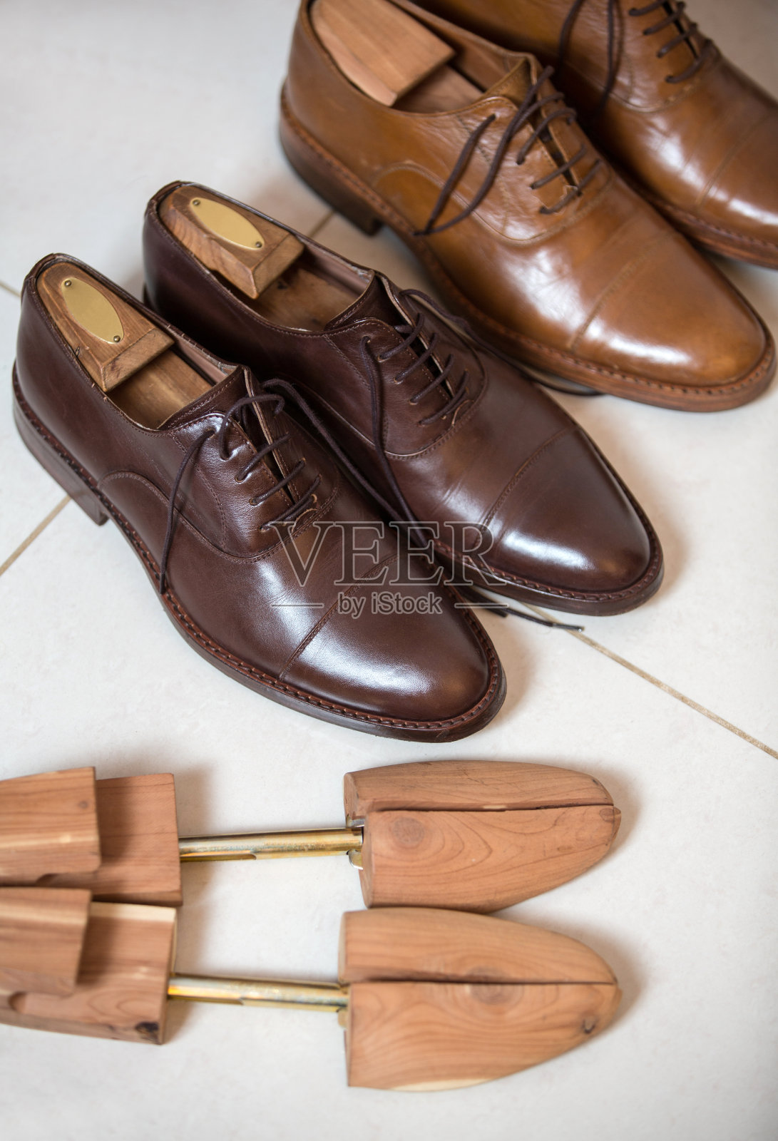 棕色男鞋和鞋拉直器照片摄影图片