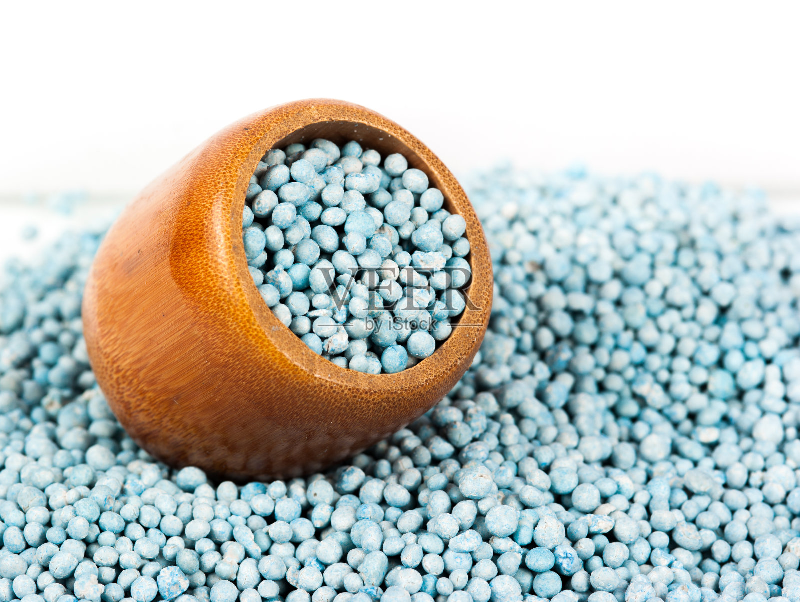 白色背景上的蓝色肥料照片摄影图片