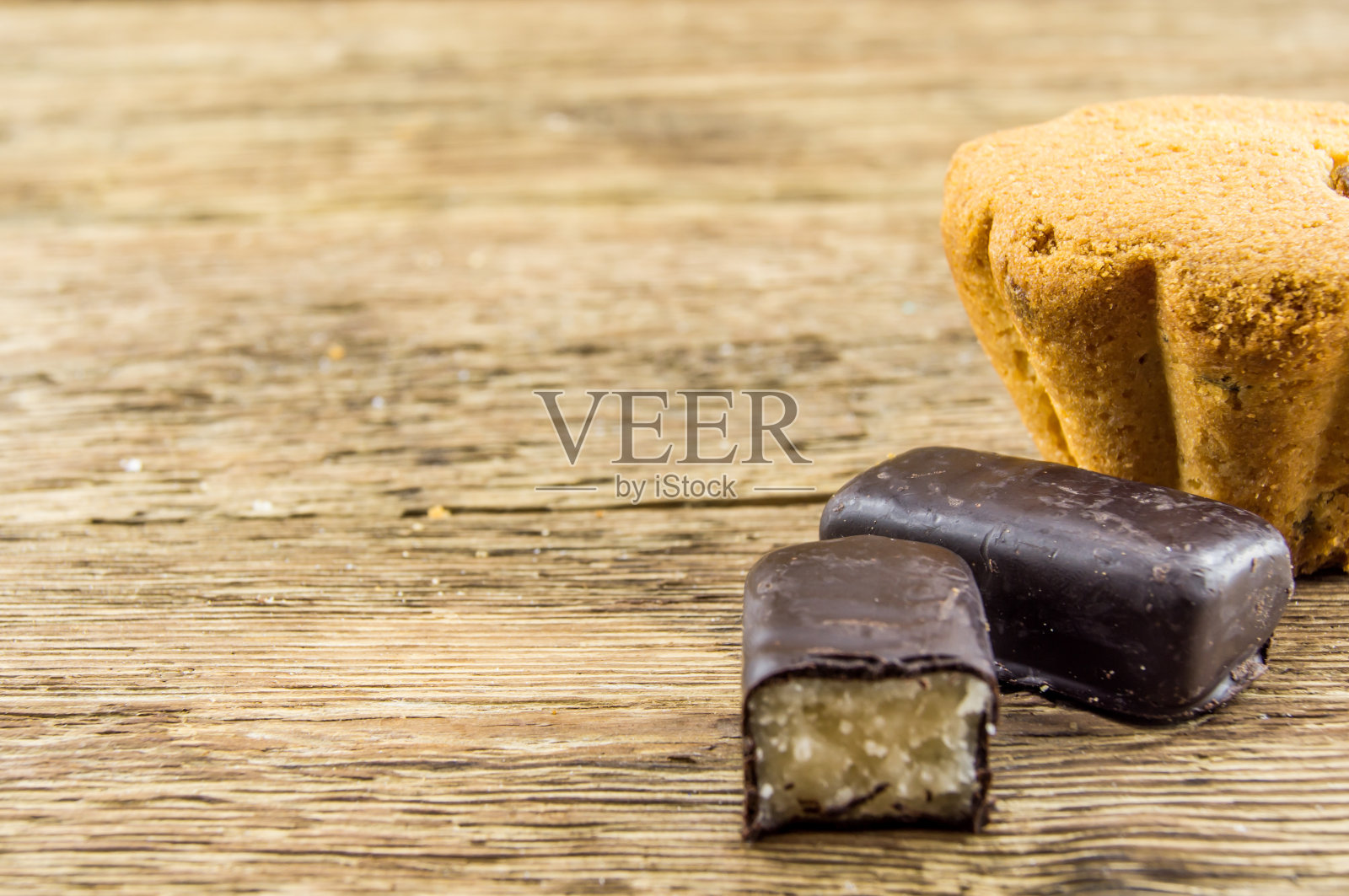 美味的纸杯蛋糕放在木桌上照片摄影图片