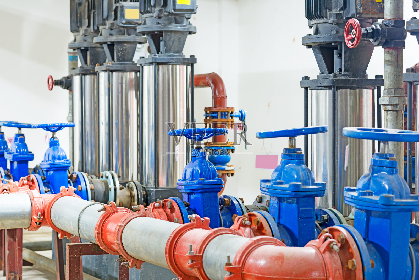 建筑物内供自来水使用的压力泵照片摄影图片