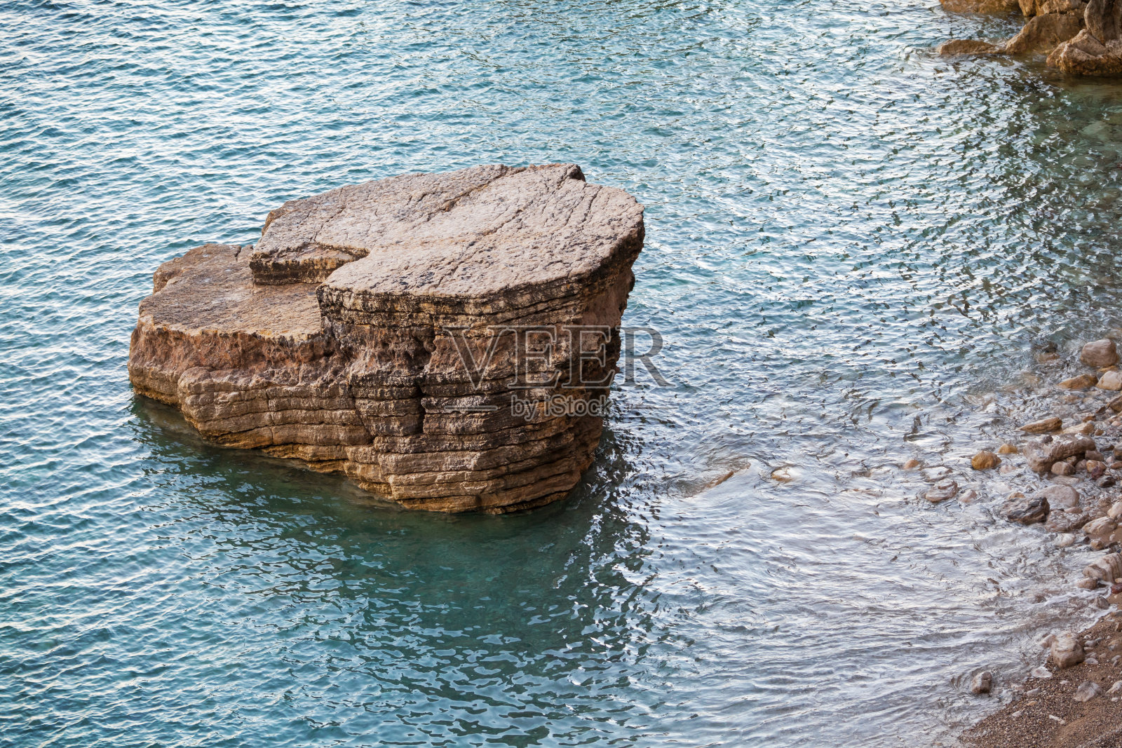 黑山亚得里亚海上平坦的海岸巨石照片摄影图片