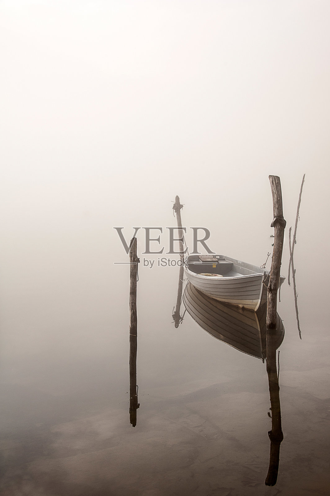 雾中的小船照片摄影图片
