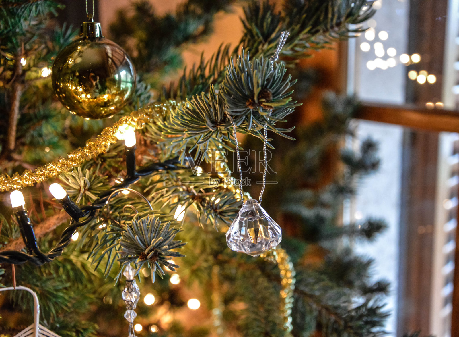 圣诞彩灯和反射照片摄影图片