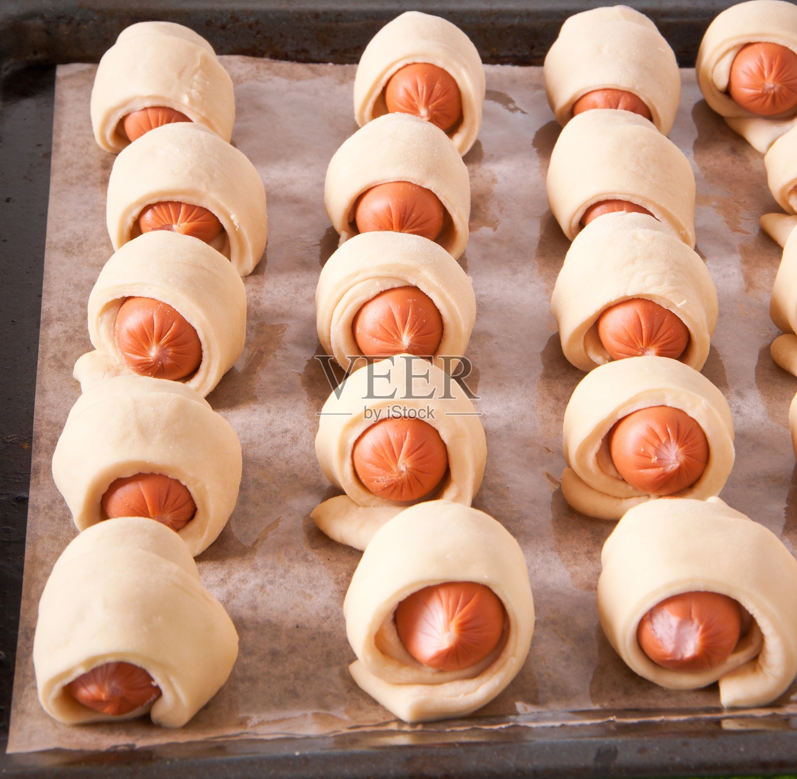 面团烤香肠的准备工作照片摄影图片