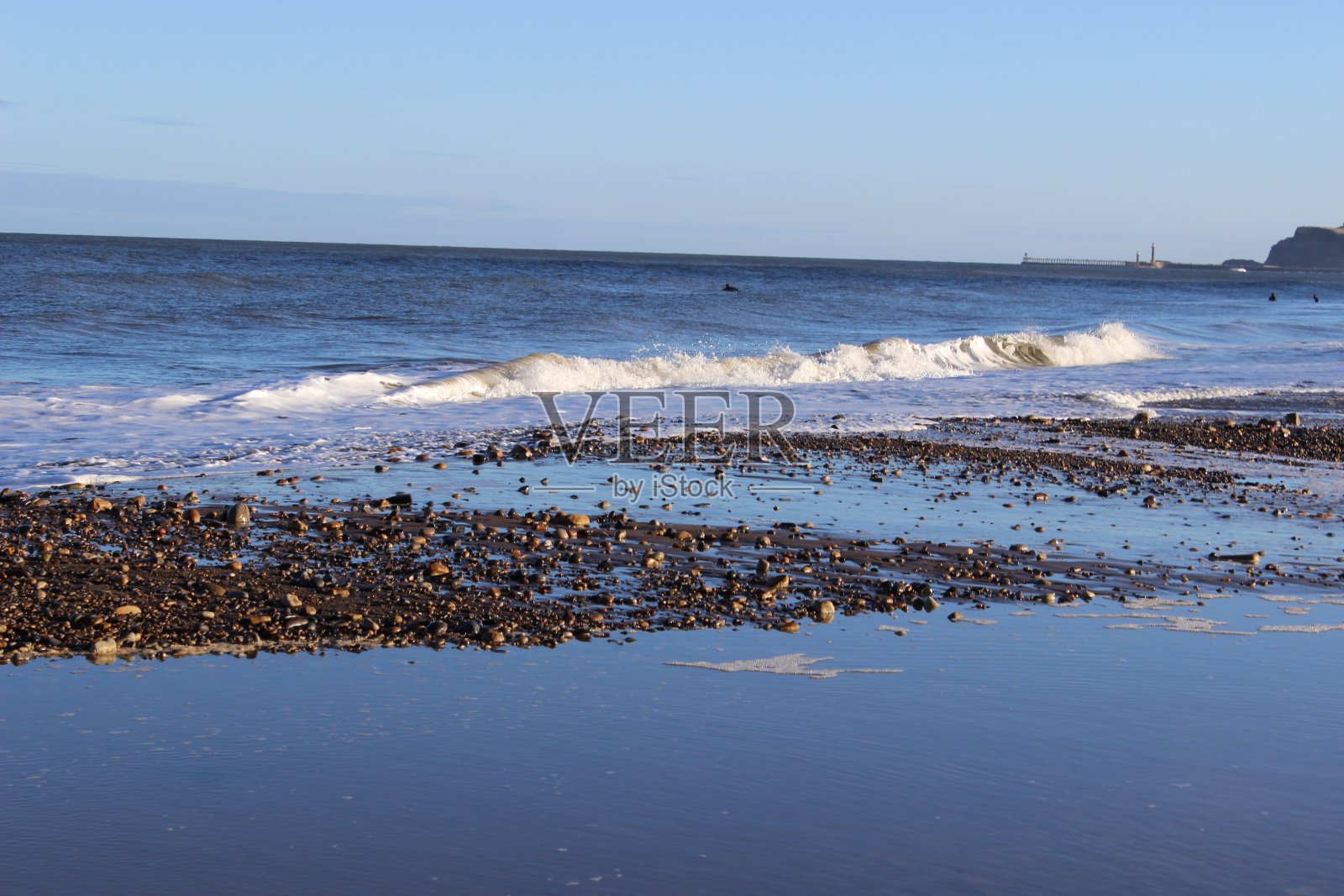 海滩上的波浪照片摄影图片