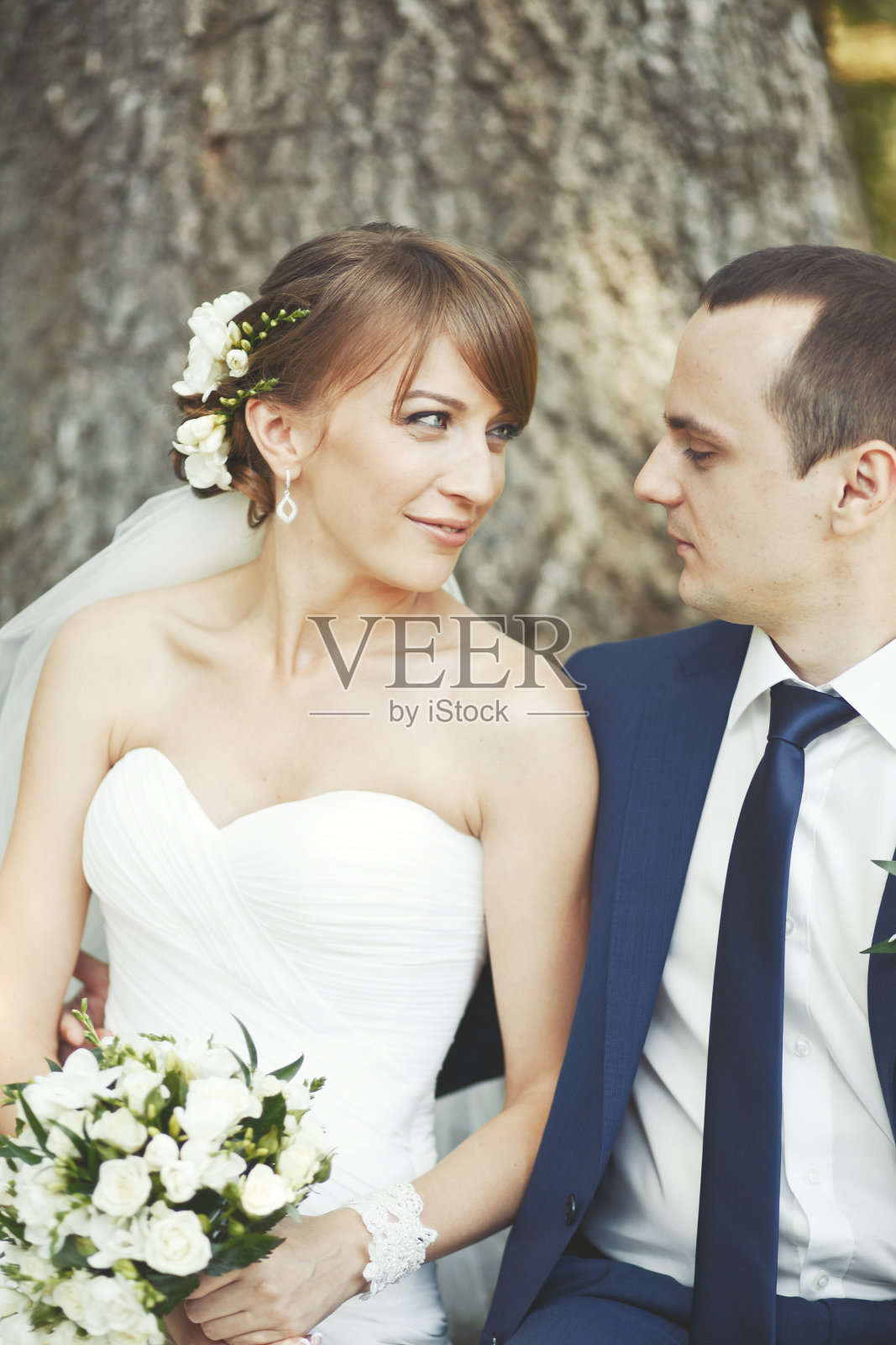 年轻的新婚夫妇在公园一起照片摄影图片