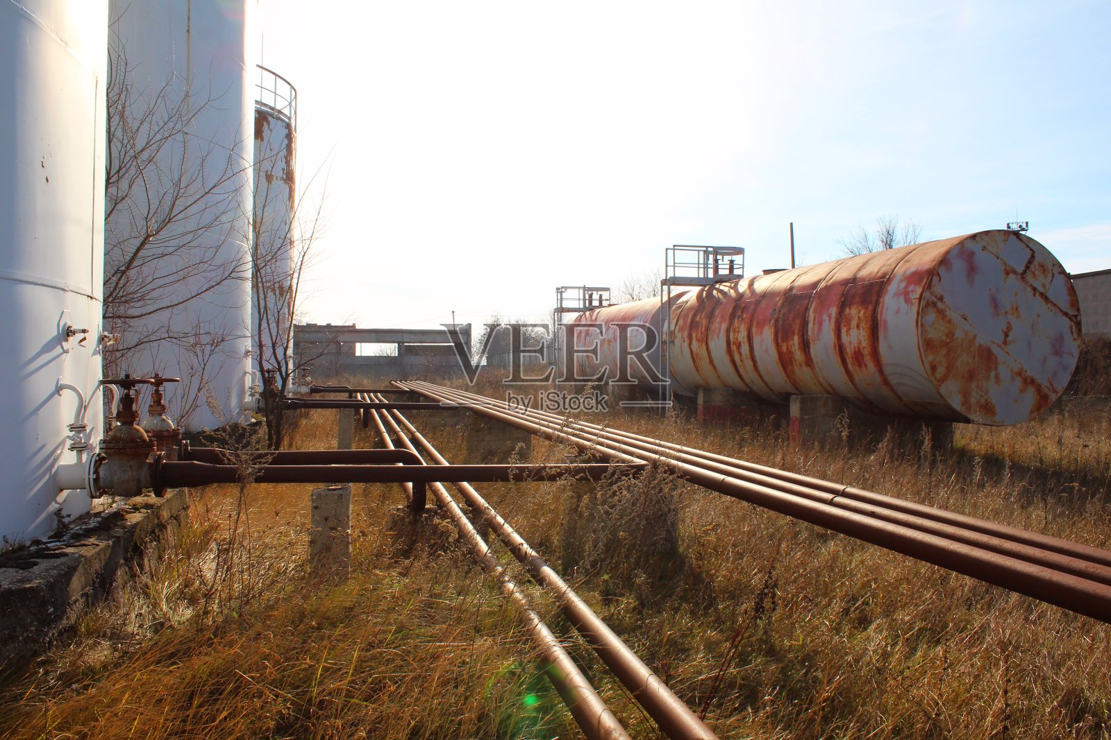 工业管道和储罐照片摄影图片