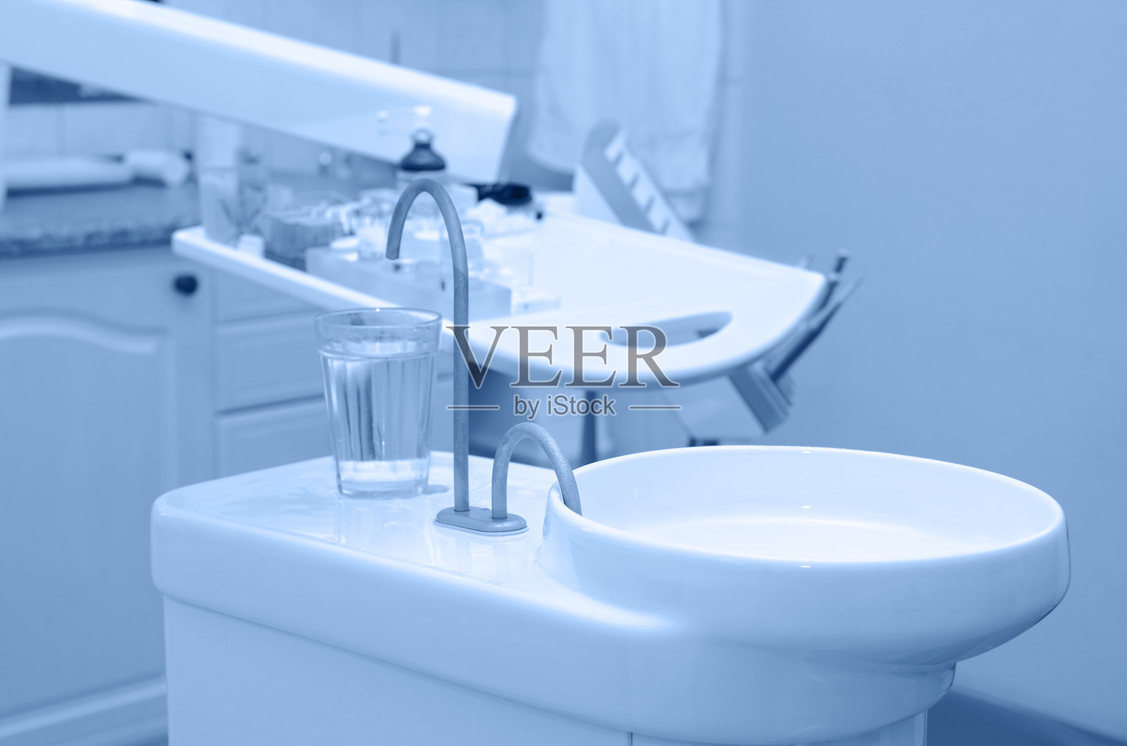 蓝色背景的牙医设备照片摄影图片