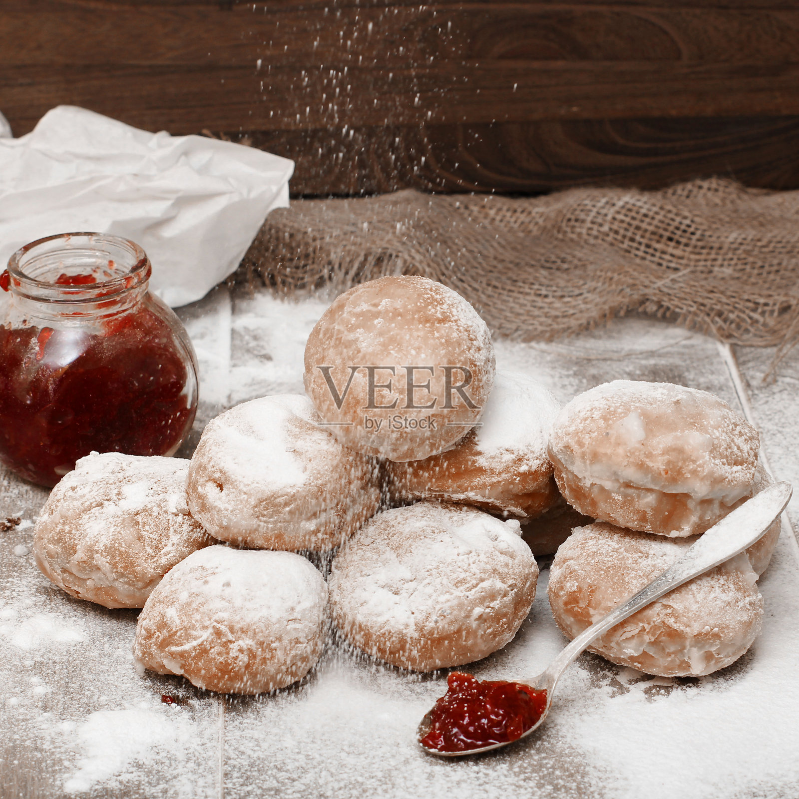 新鲜的甜甜圈和果酱照片摄影图片