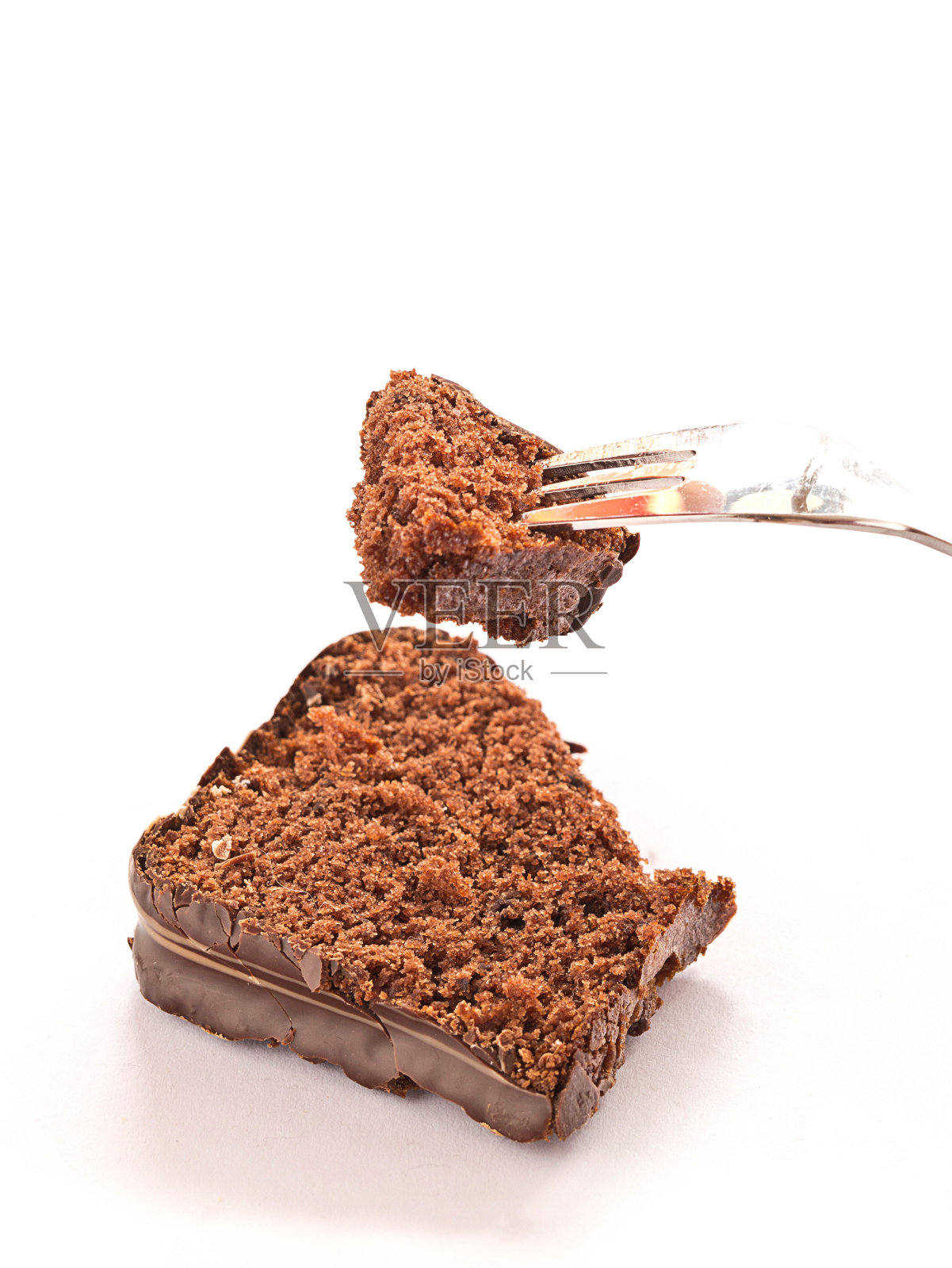 一块白底红巧克力蛋糕照片摄影图片