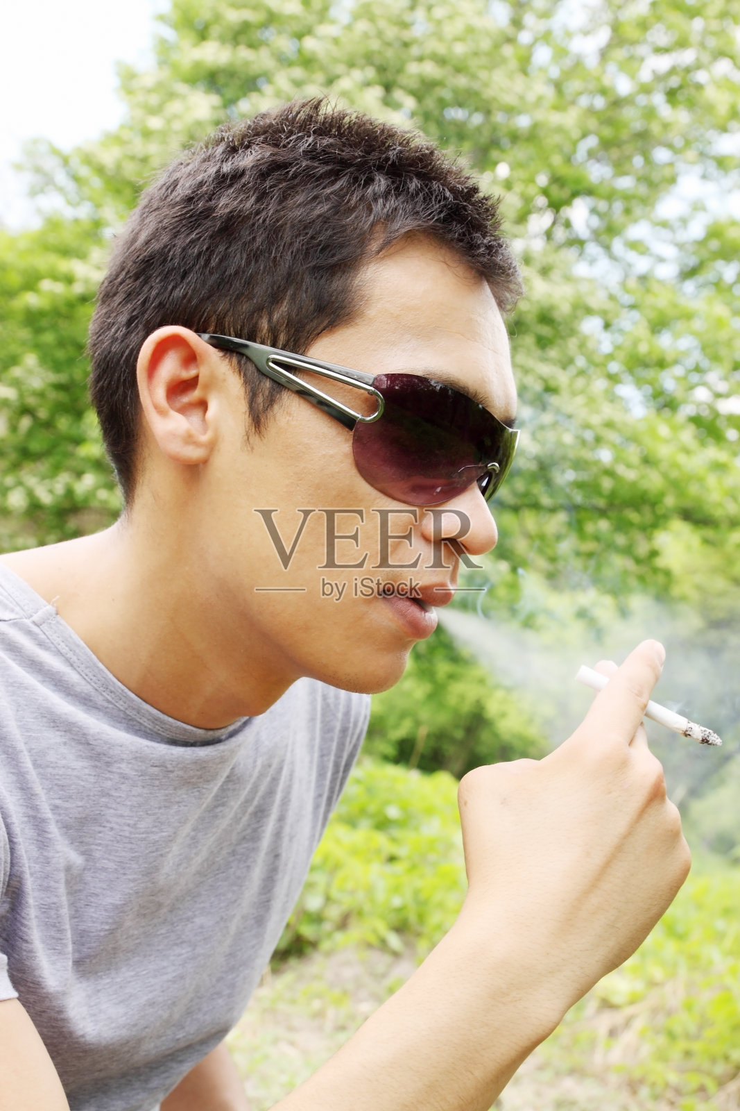 吸烟的人照片摄影图片