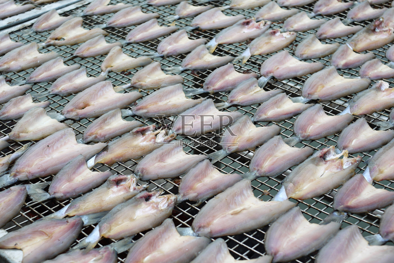 晒干的一排咸鱼照片摄影图片
