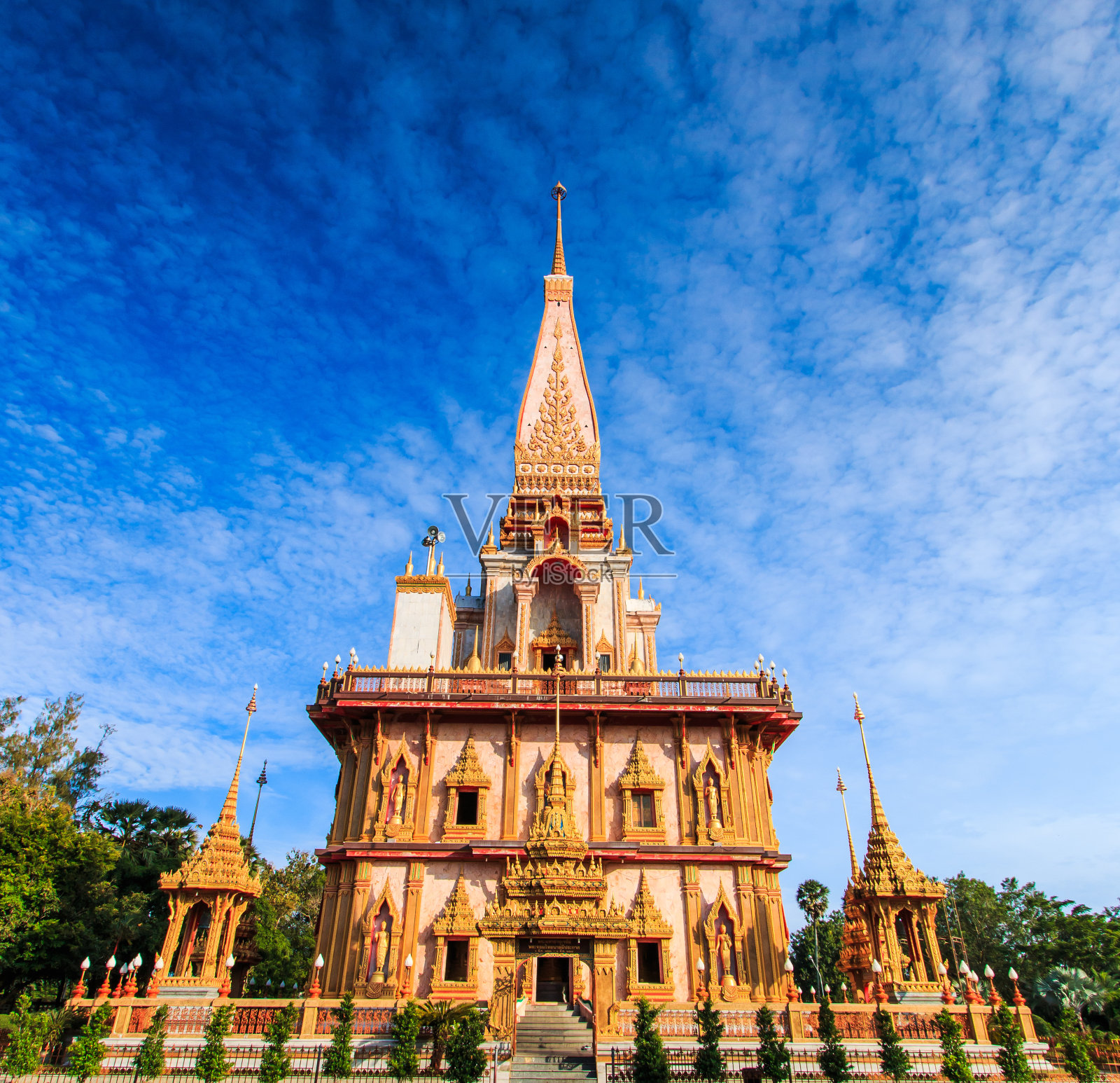 泰国柴亚塔拉拉姆寺或查隆寺照片摄影图片
