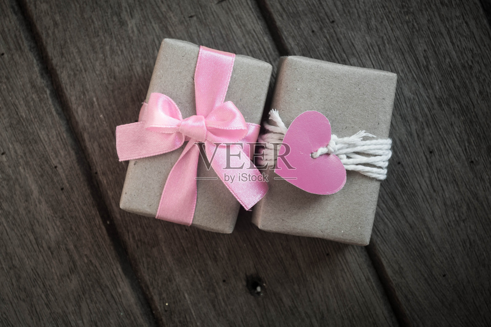 木制背景的礼盒照片摄影图片