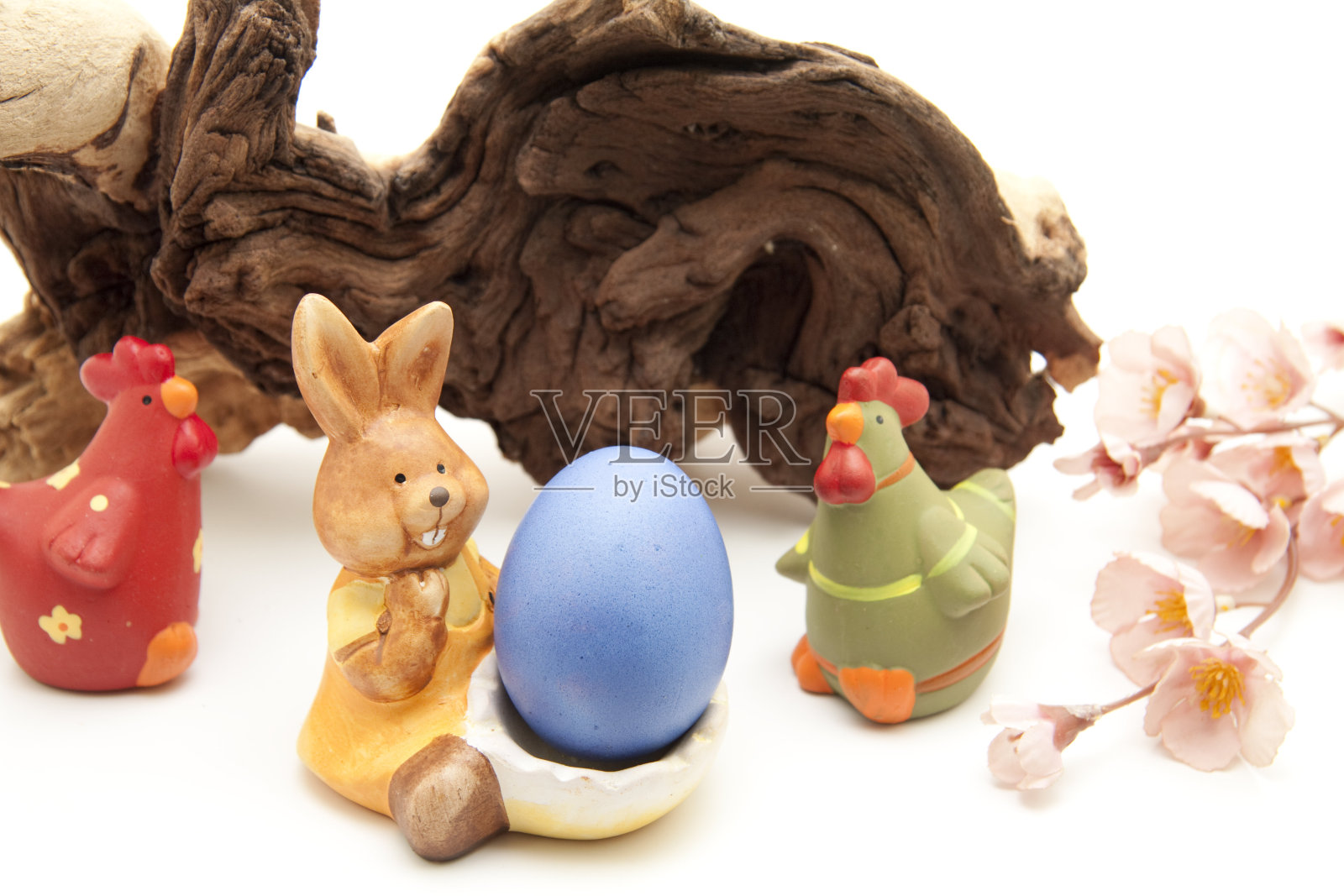 复活节兔子在树根前用蛋照片摄影图片