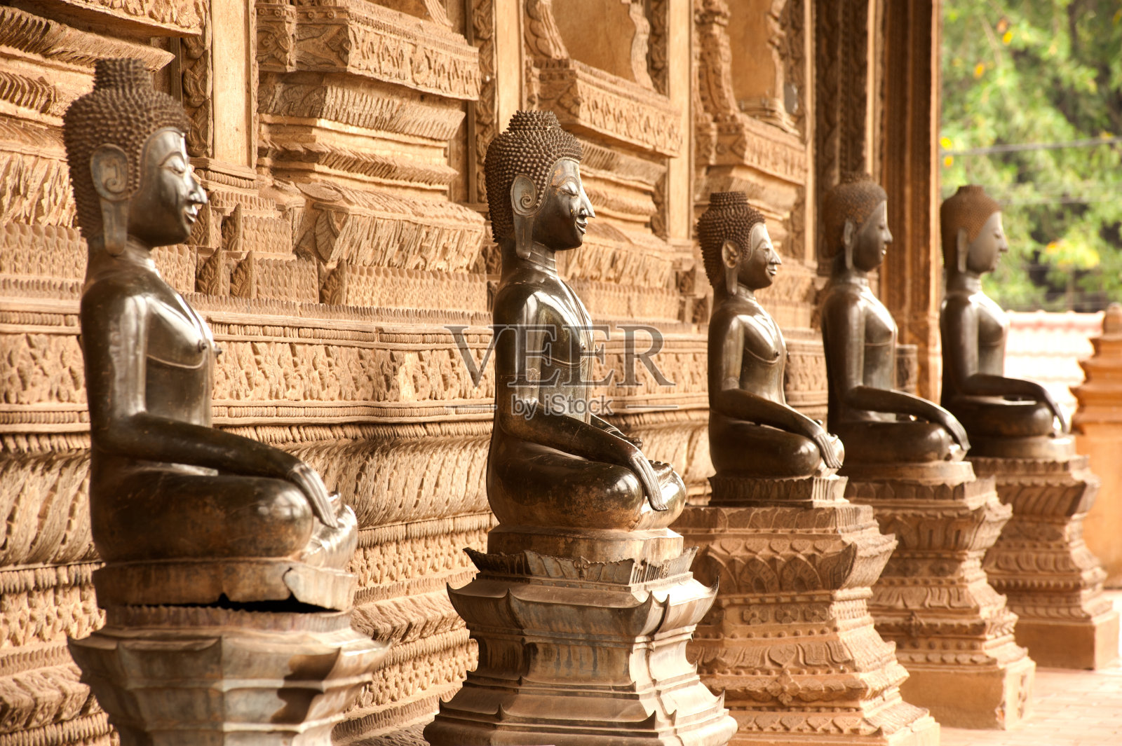 老挝Hor Phakeo寺,一群群的坐佛。照片摄影图片