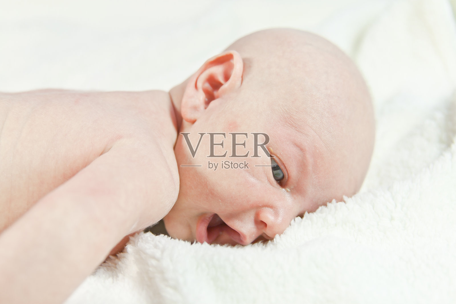 赤裸的小婴儿躺在床上照片摄影图片