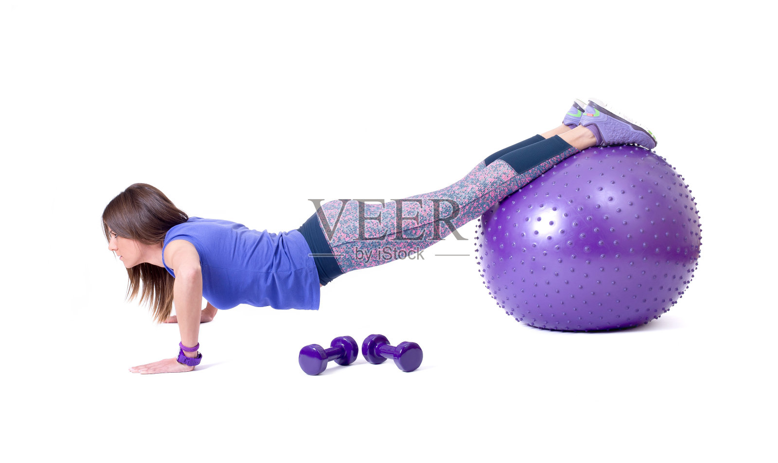 运动女性锻炼与普拉提球和哑铃照片摄影图片