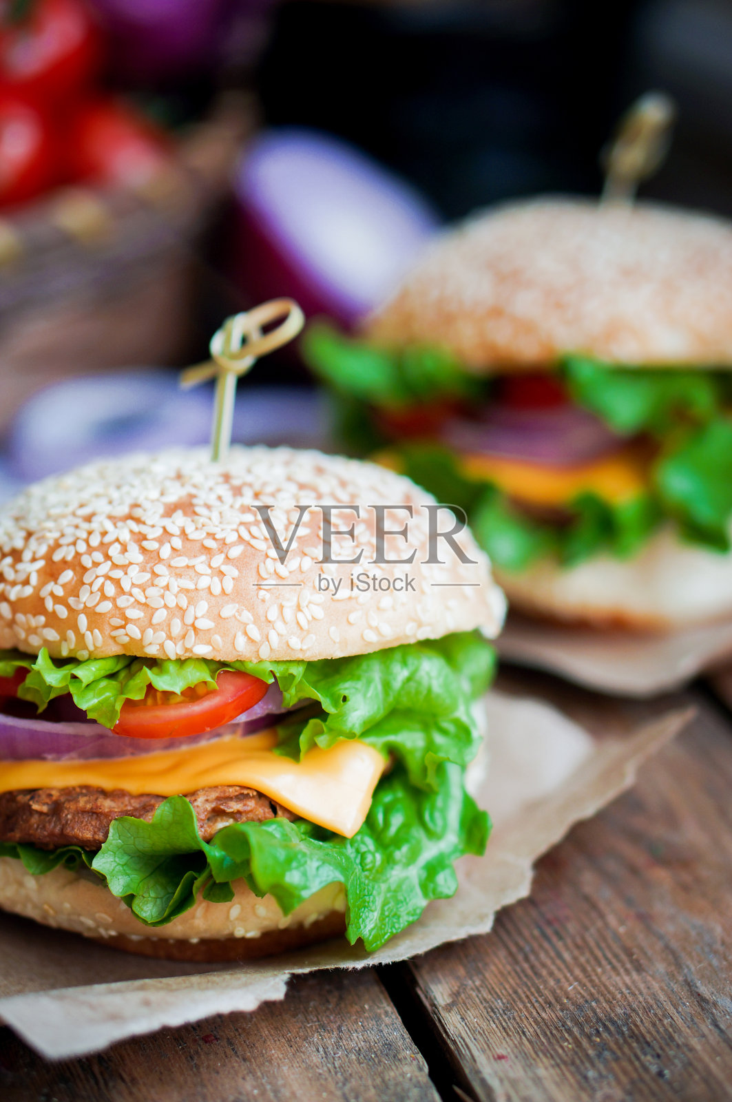 木制背景上自制汉堡的特写照片摄影图片