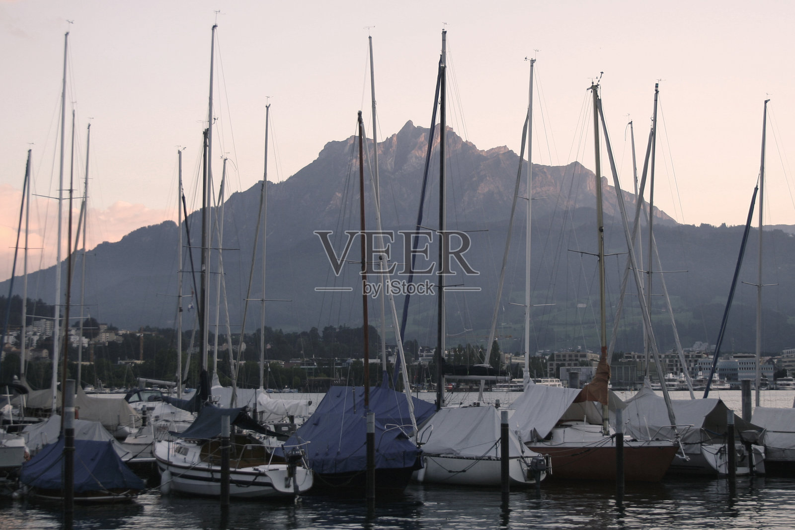 皮拉图斯山和卢塞恩湖照片摄影图片