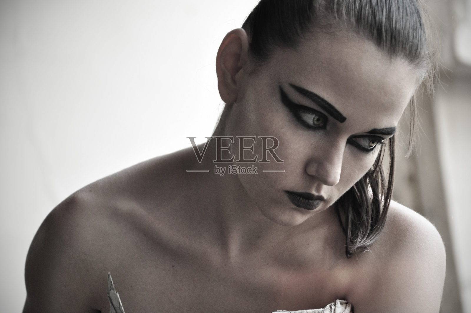 穿着纸裙的时尚女孩照片摄影图片