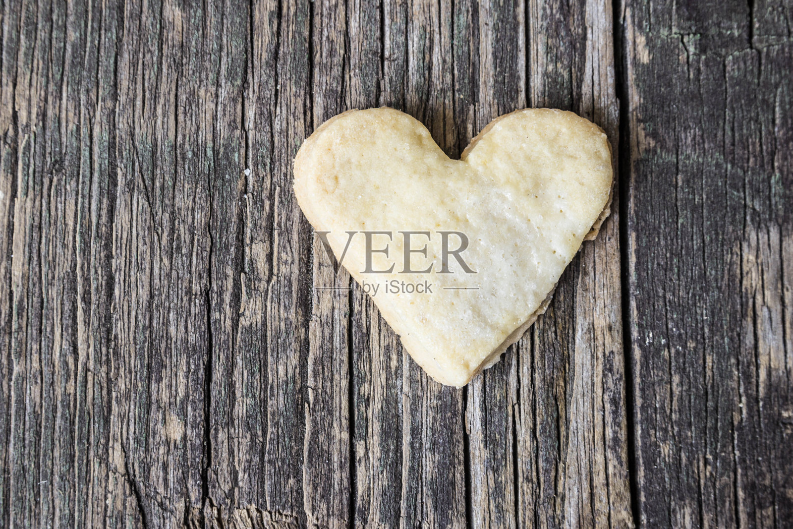 心形的饼干和木制的背景。照片摄影图片