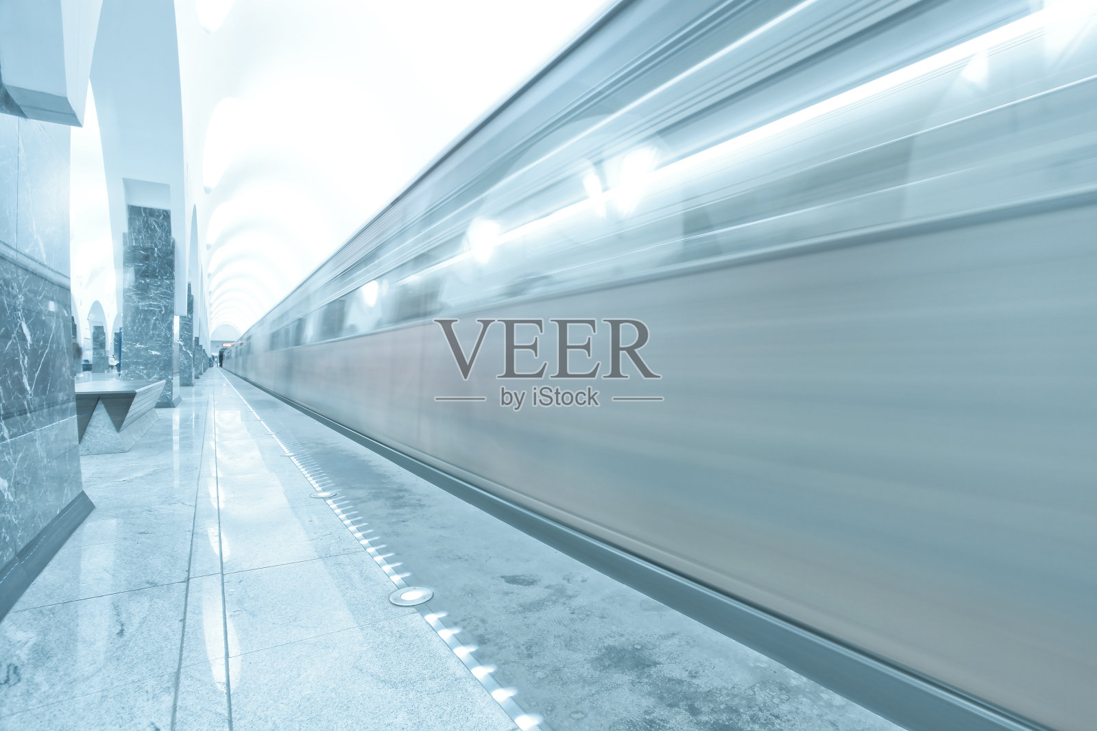 现代照明地铁车站与火车运动照片摄影图片