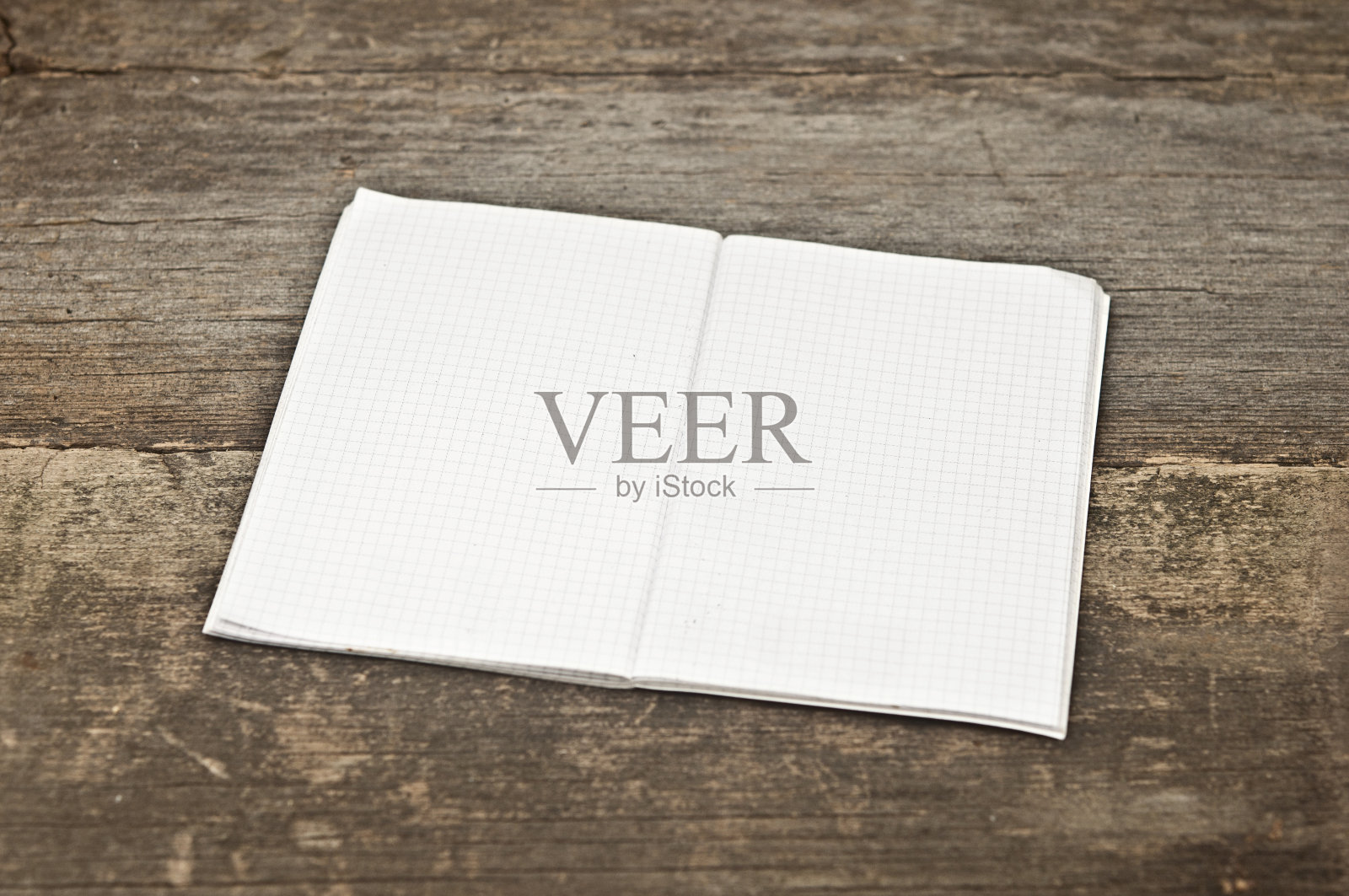 木制背景上的空白笔记本。照片摄影图片