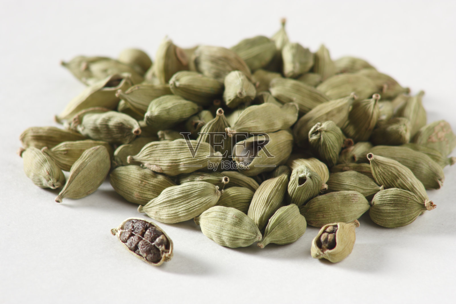 绿色小豆蔻-一种受欢迎的印度香料,有许多用途照片摄影图片