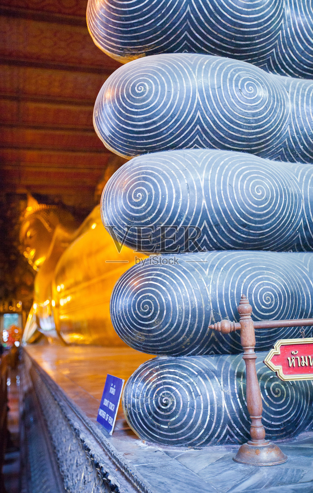 曼谷卧佛寺的金色佛像照片摄影图片