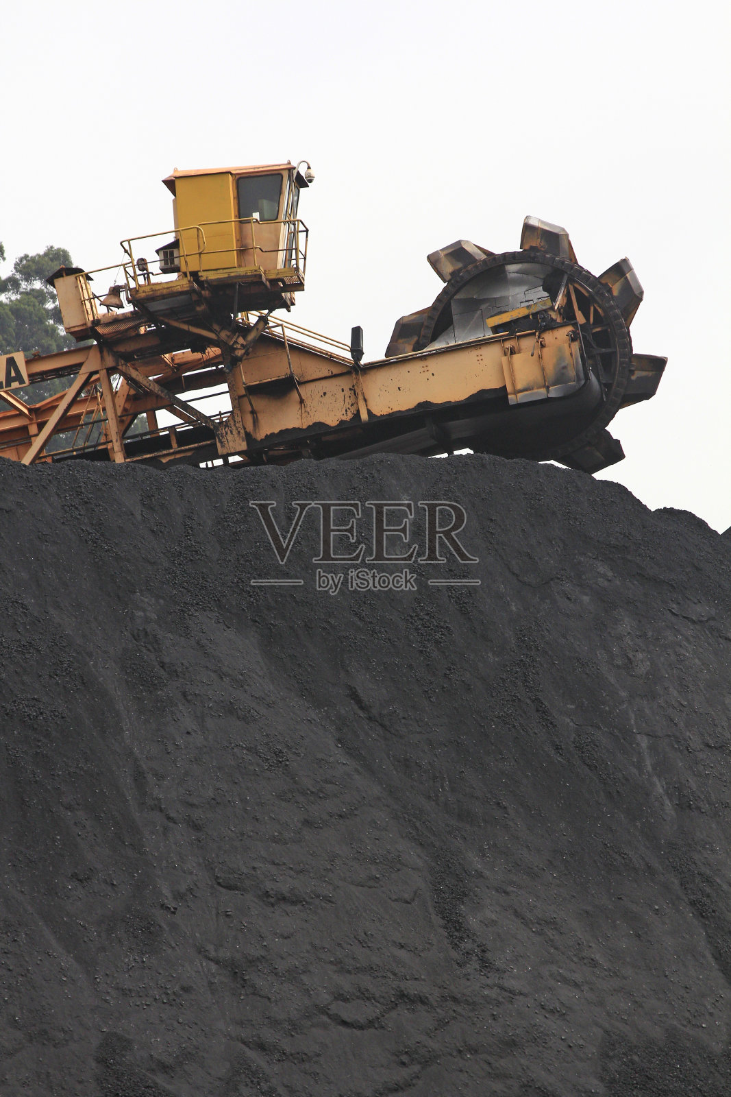 煤矿中巨大的煤矿挖掘机照片摄影图片