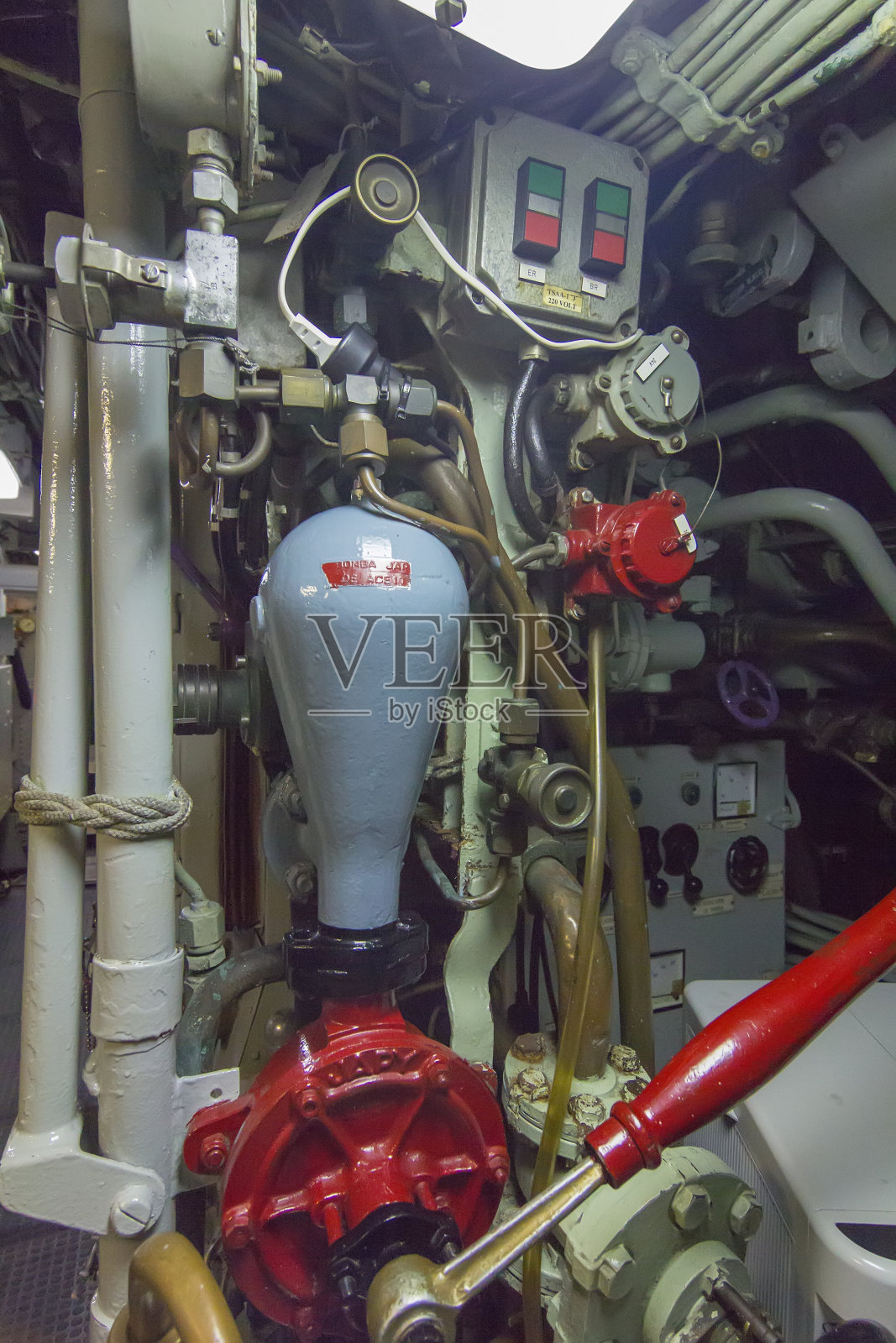 一艘旧潜艇的调节和控制面板照片摄影图片