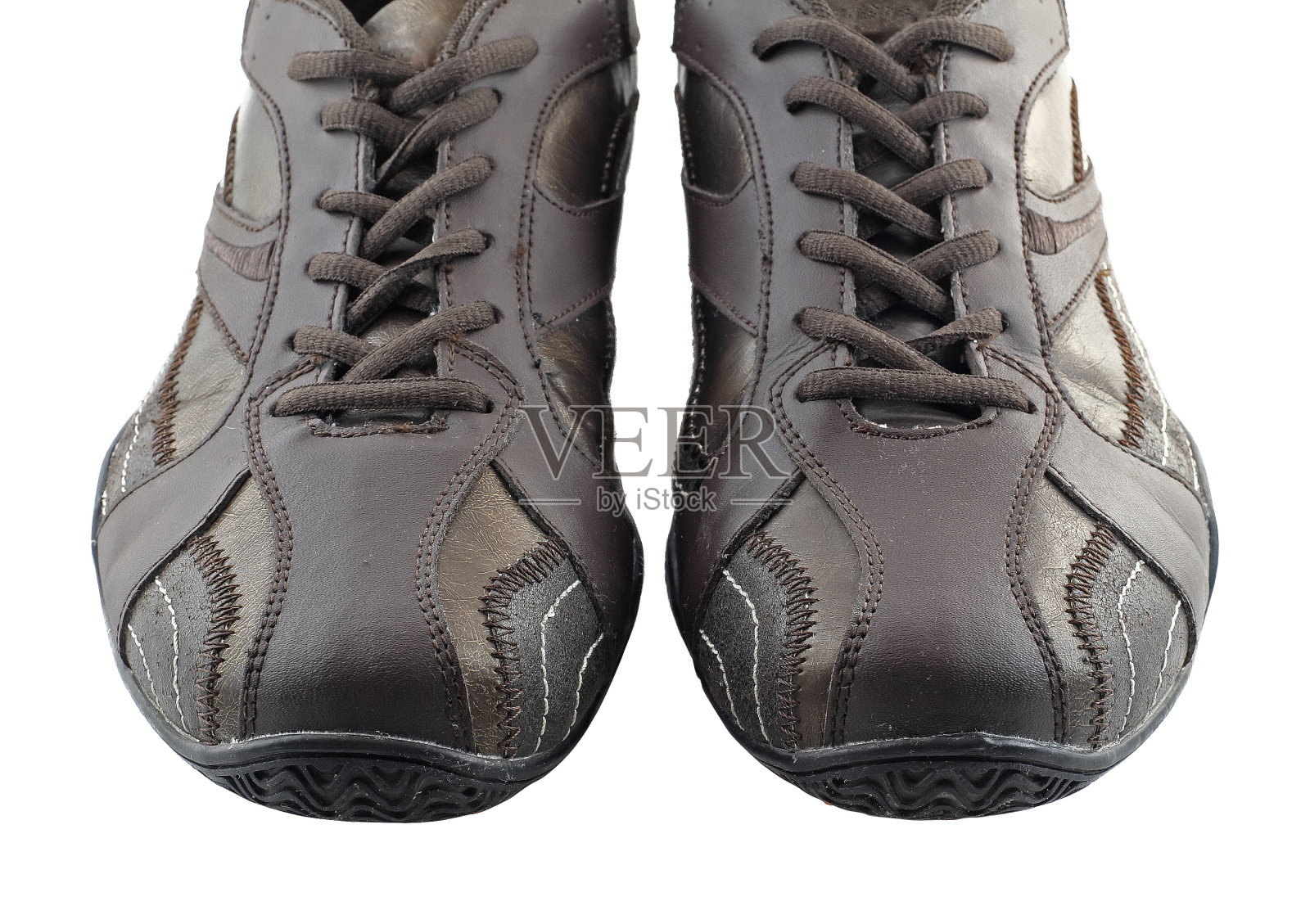 一双棕色皮革运动鞋。孤立的照片摄影图片