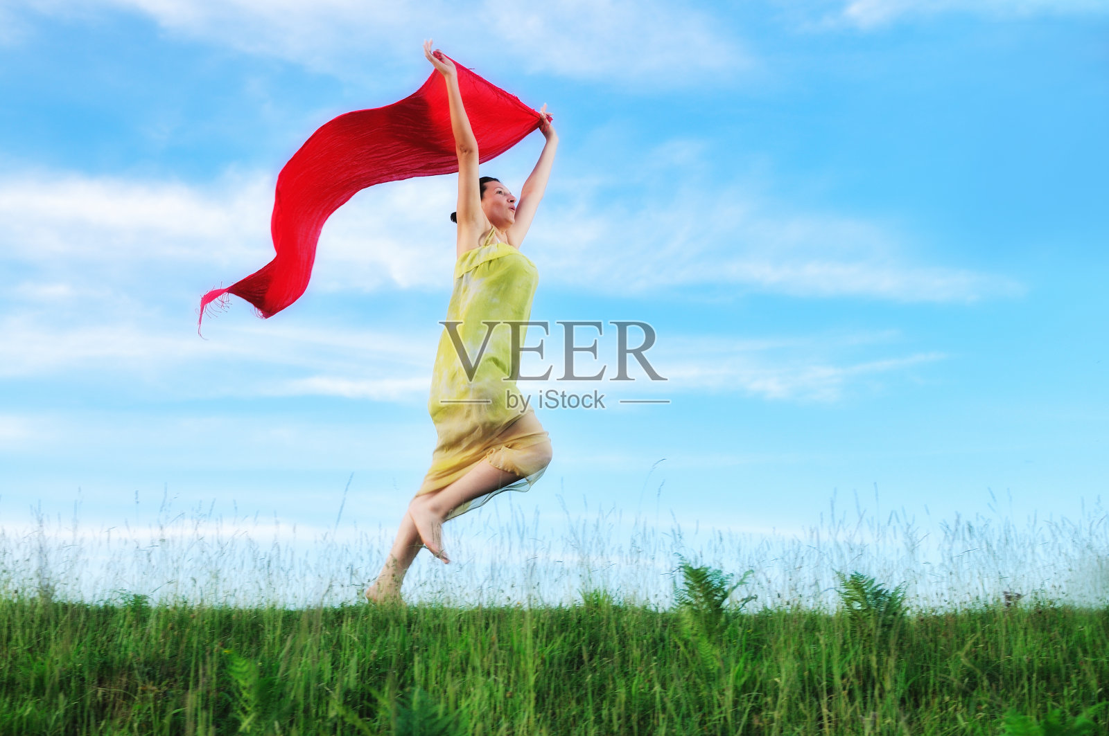 女人草甸围巾照片摄影图片