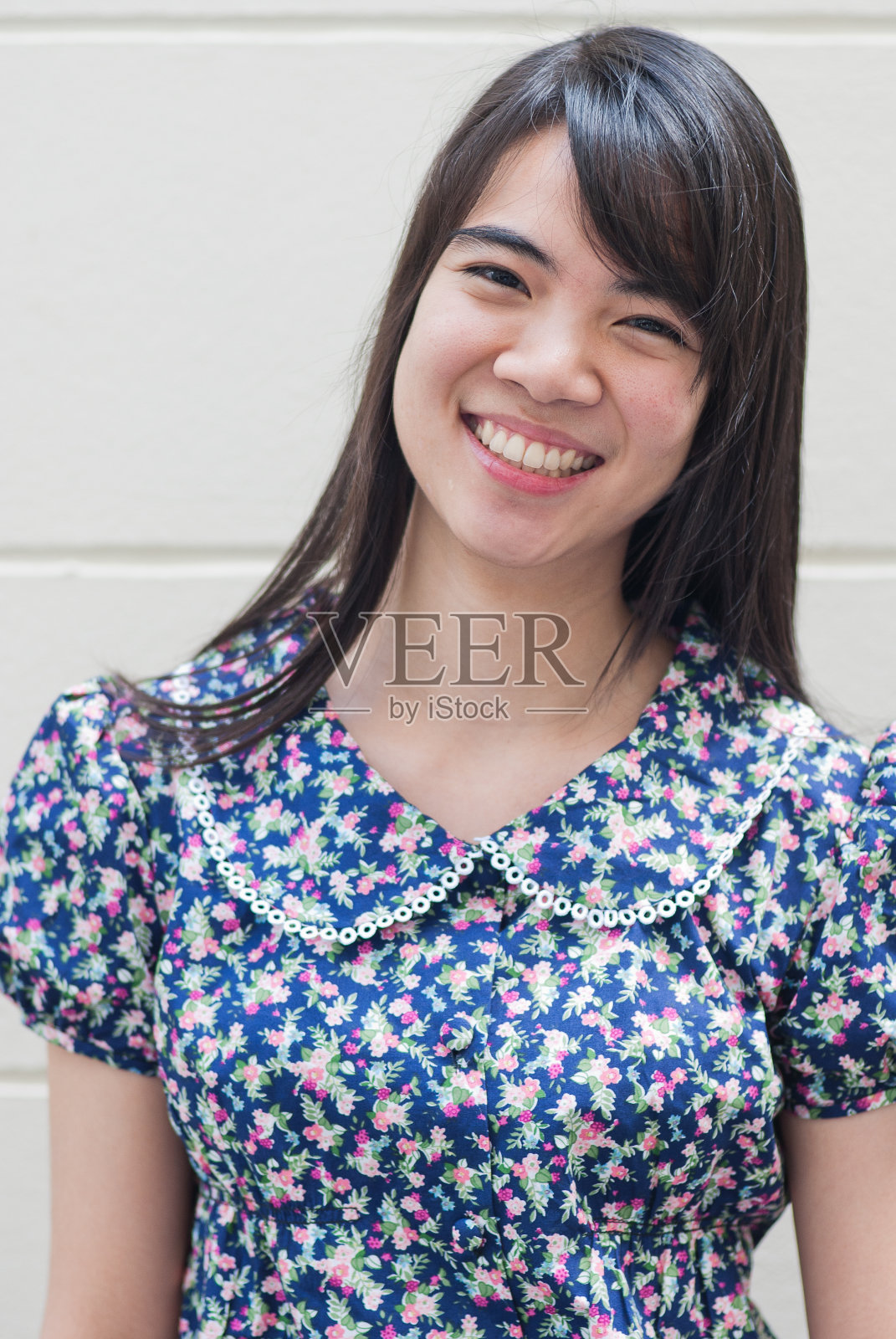 年轻美丽的亚洲女人与微笑照片摄影图片