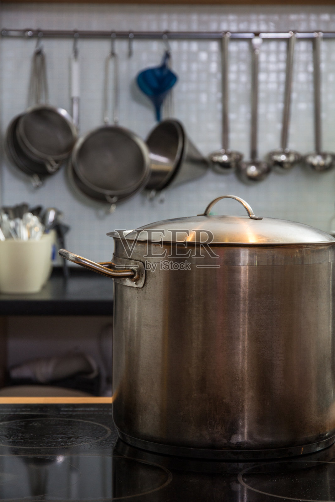 平底锅放在盘子上照片摄影图片