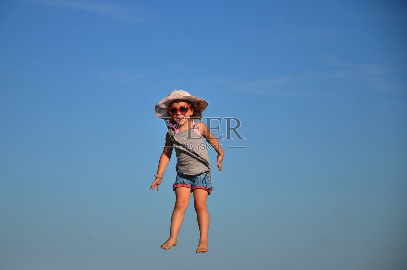 孩子们在海滩上玩耍照片摄影图片