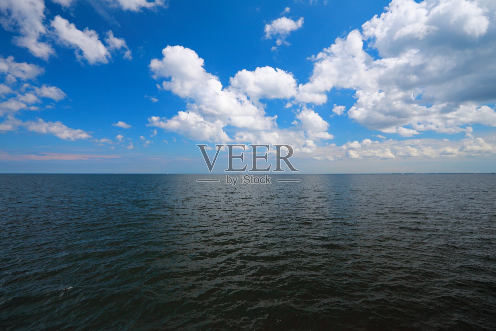 海面上阴云密布的蓝天照片摄影图片