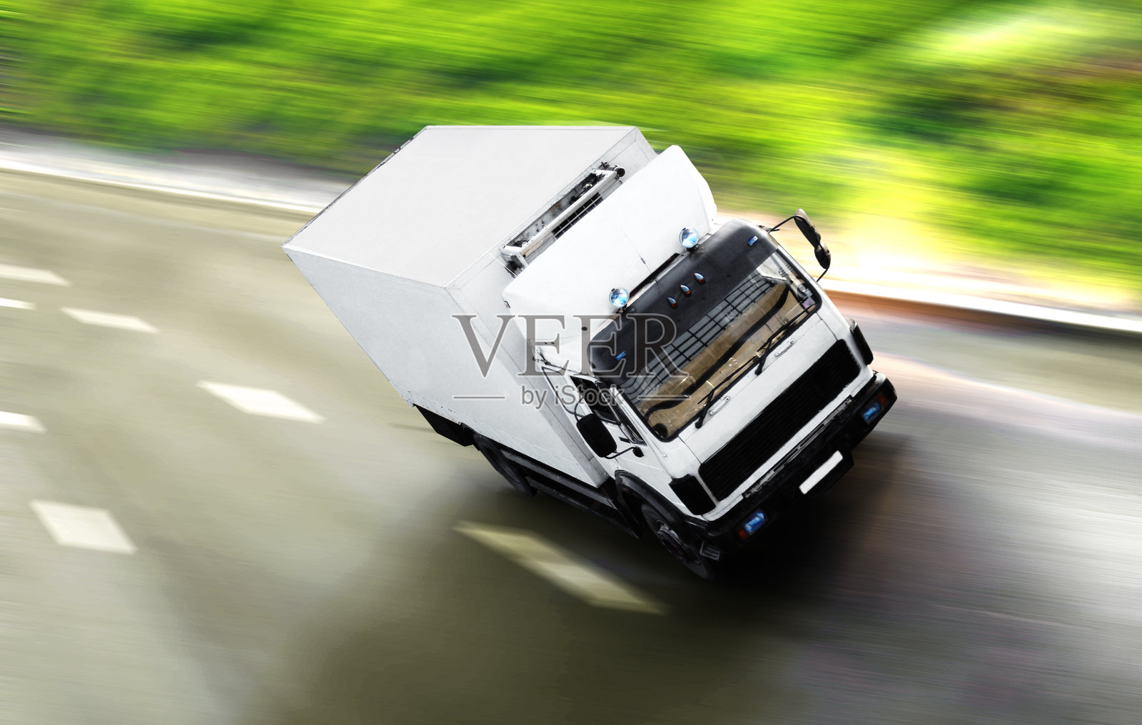 白色货车在路上开得很快照片摄影图片